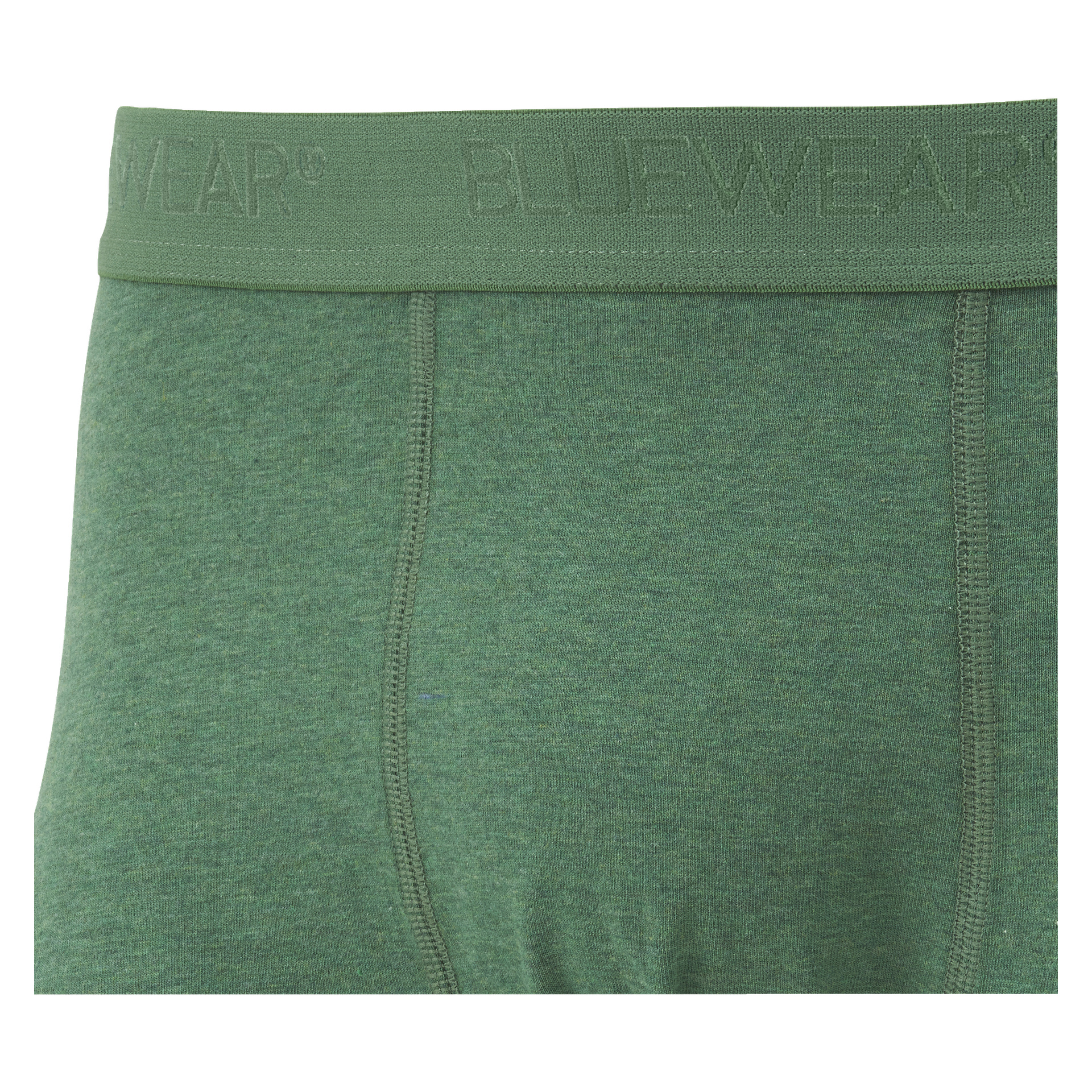 Detaljerad närbild på gröna Bluewear-boxershorts, en del av ett trepack-set. Bilden fokuserar på midjebandet, som visar upphöjd Bluewear-märkning; En del av bokstäverna är bortklippta högst upp. Framsömmen och sömdetaljerna är synliga.