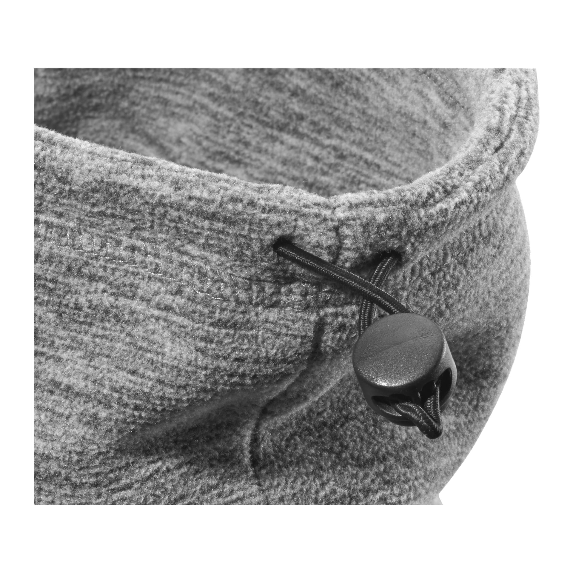 Detaillierte Ansicht des Kayoba Outdoor Neck Collar aus weichem grauem Fleece, wobei der schwarze elastische Kordelzug und der Kunststoffkordelschloss hervorgehoben werden. Die Textur und die Nähte des Materials sind deutlich hervorzuheben.