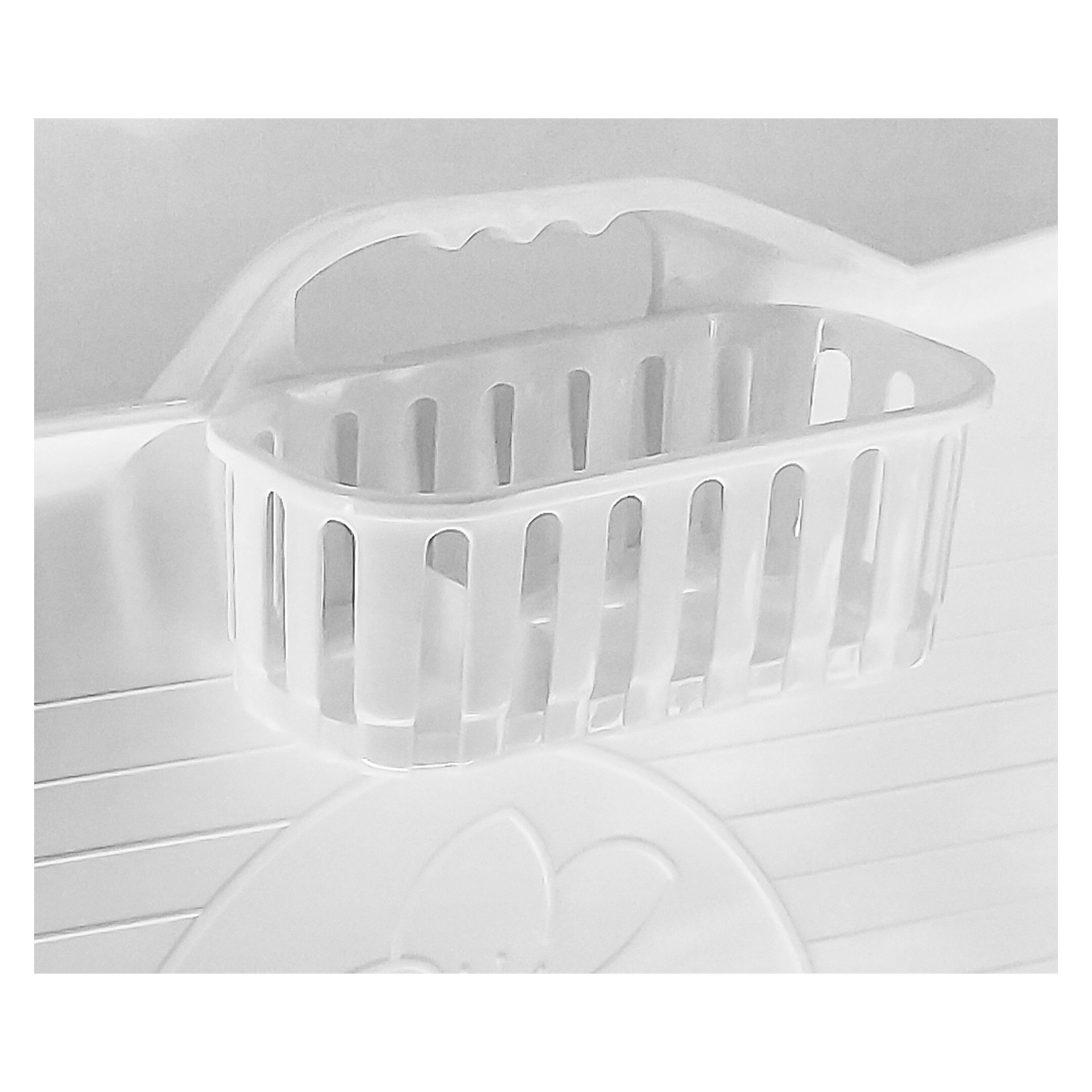 En vit EKVAP-plastkorg med vertikala ribbor är monterad på kanten av ett badkar dekorerat med fjärilsmotiv. Korgen har ett handtagsliknande upphov och är lämplig för att förvara små föremål.