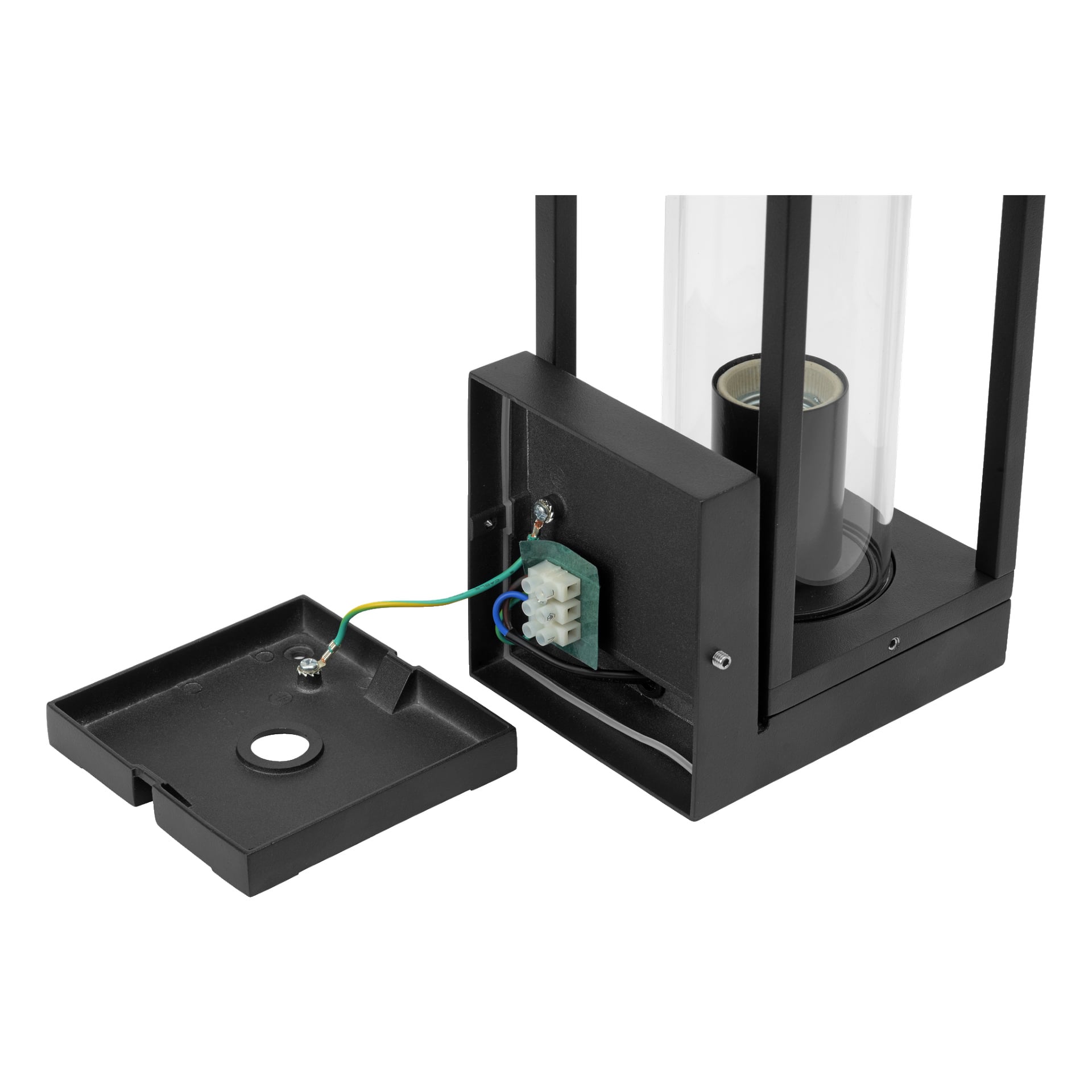 Närbild av en EKVIP vägglampa med locket av, som exponerar interna ledningar fästa vid en terminalblock. En grön och en gul tråd kan ses, tillsammans med en del av en cylindrisk komponent inrymd i det svarta rektangulära höljet.