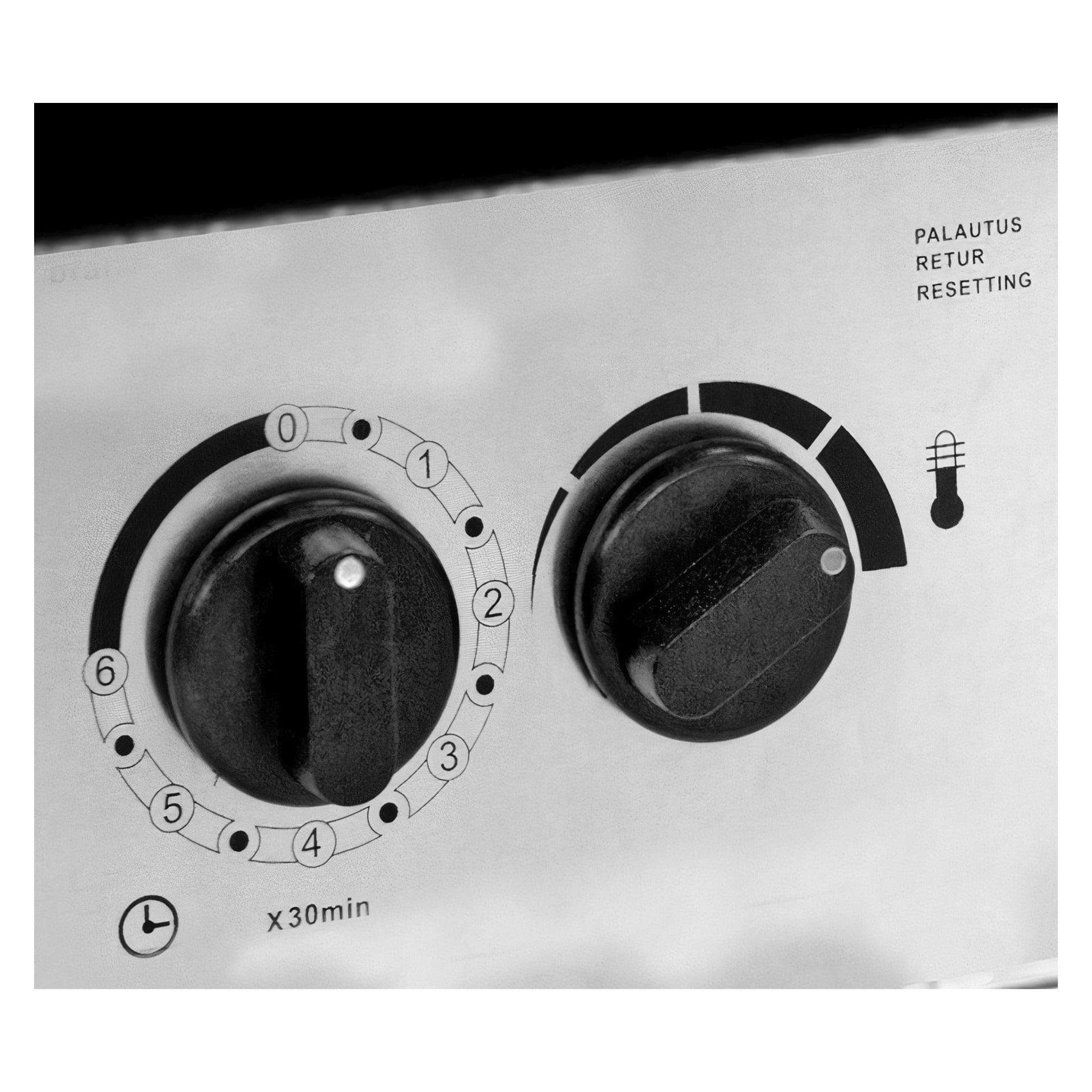 Närbild av två rattar på en Anslut-bastuvärmare. Den vänstra urtavlan visar siffrorna 0 till 6 tillsammans med en klockikon, och den högra urtavlan har en temperatursymbol. Till höger lyder texten: PALAUTUS RETUR RESET.