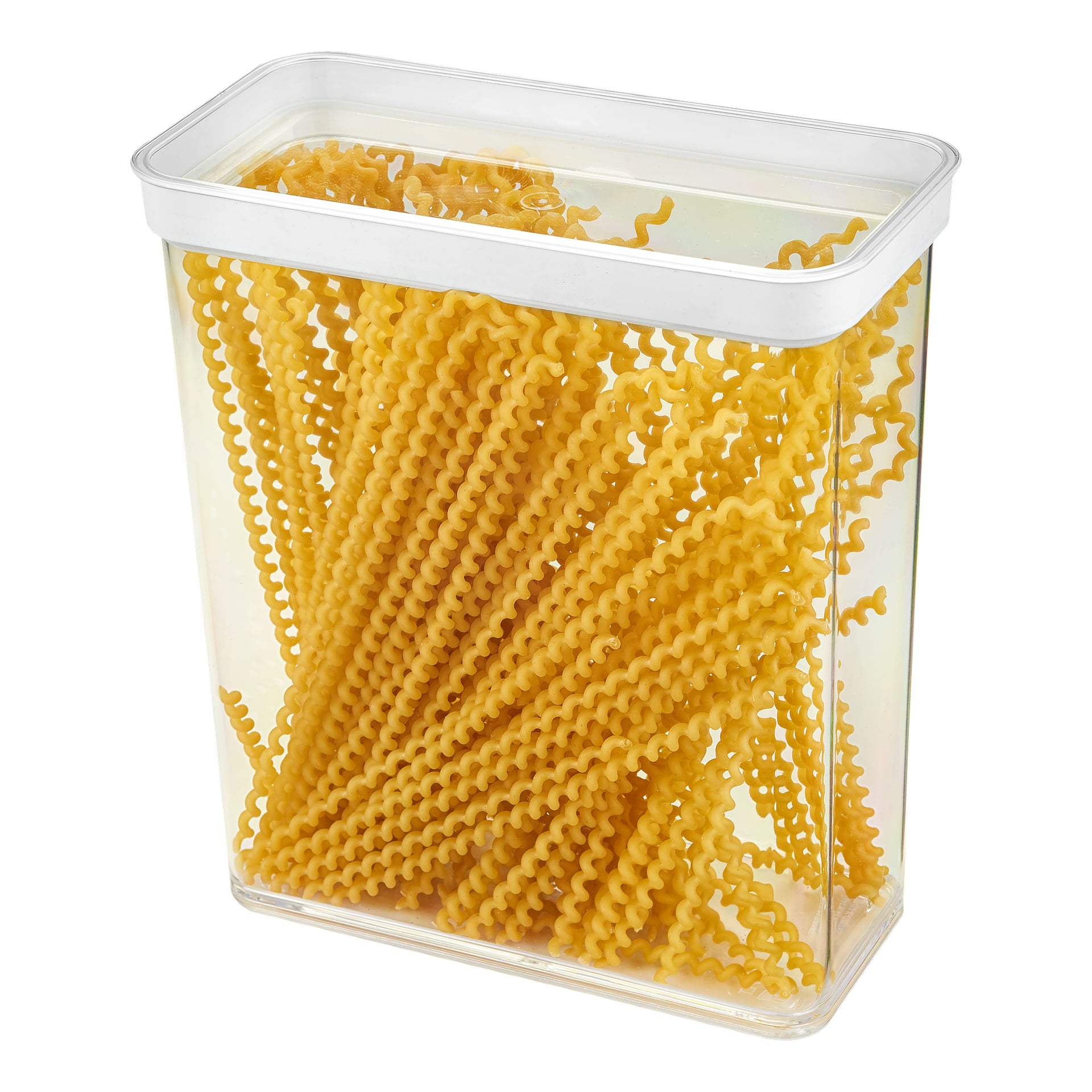 Ein rechteckiges, klares Plastik-Menuett-Aufbewahrungsglas mit weißem Deckel, das lange, lockige Pasta aufrecht darin hält.