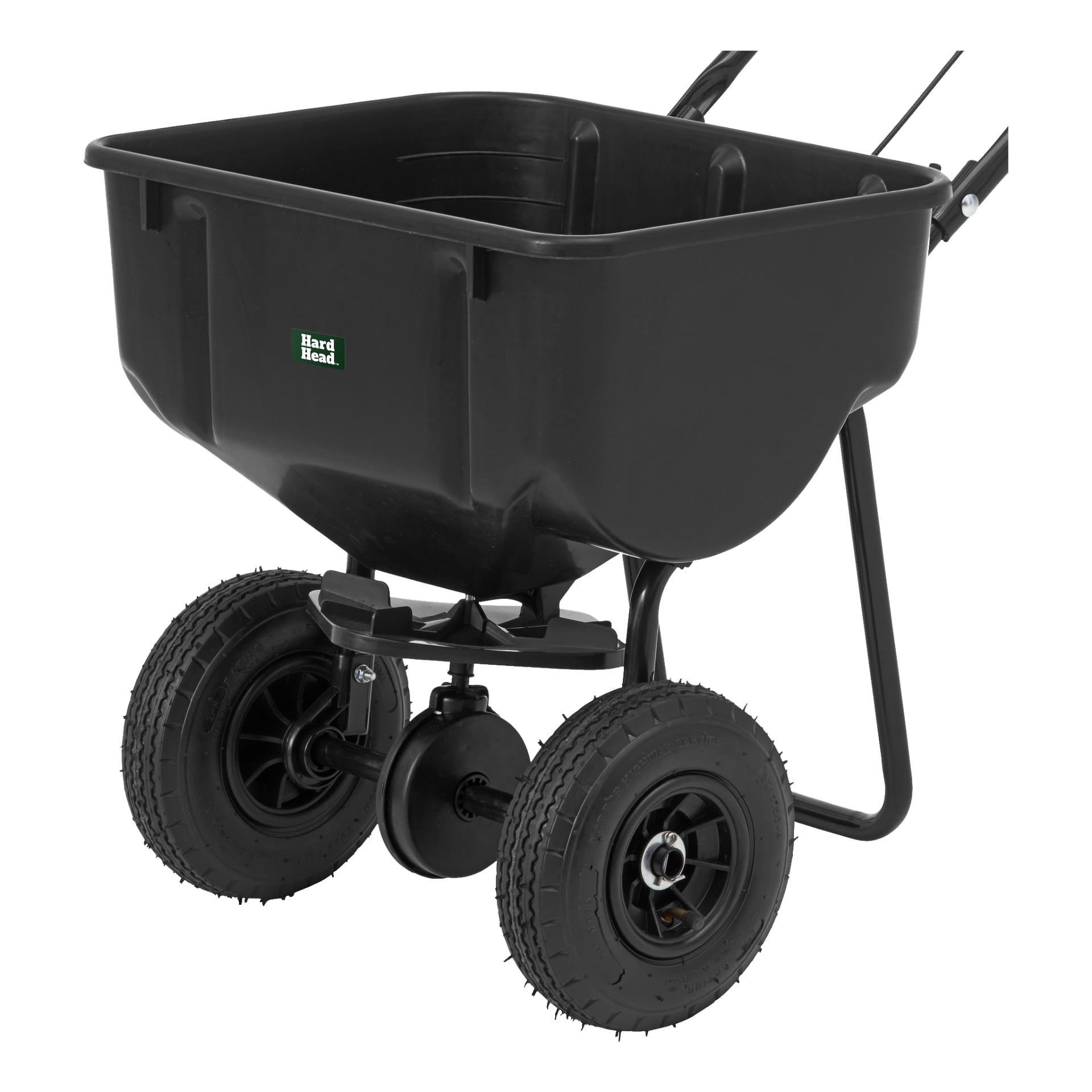 Ett svart plastträdgårdsverktyg kallat Hard Head Spreader har en rektangulär behållare märkt "Hard Head", två stora gummihjul och en robust metallram. Den är avsedd för att fördela gödsel eller frön jämnt över gräsmattor.