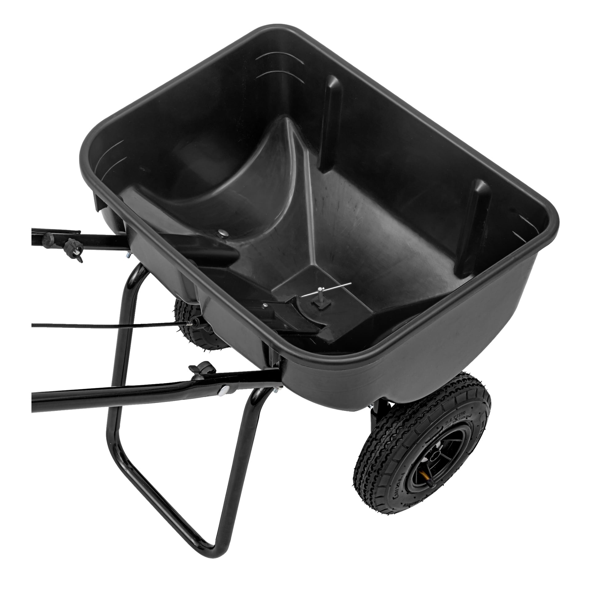 En hård huvudspridare med två hjul, utrustad med en djup svart plastbricka, en robust svart metallram och hållbara luftfyllda däck, ses från ett upphöjt och vinklat perspektiv.