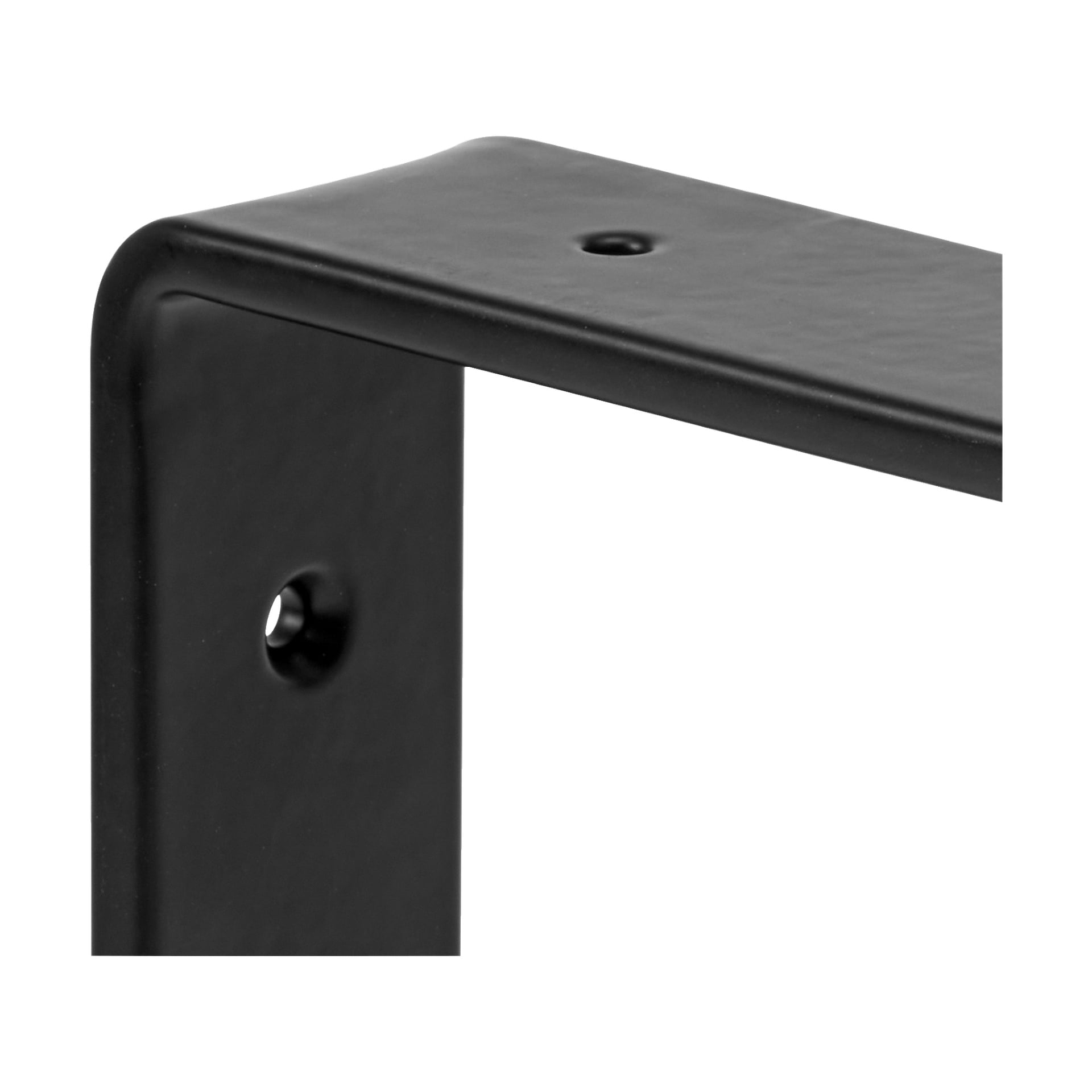 Detaljerad vy av Hard Head Bracket, som visar dess matta svarta metallyta och skarpa rätvinkelböj. Två cirkulära monteringshål finns, med betoning på fästets skarpa kanter och hörndetaljer.