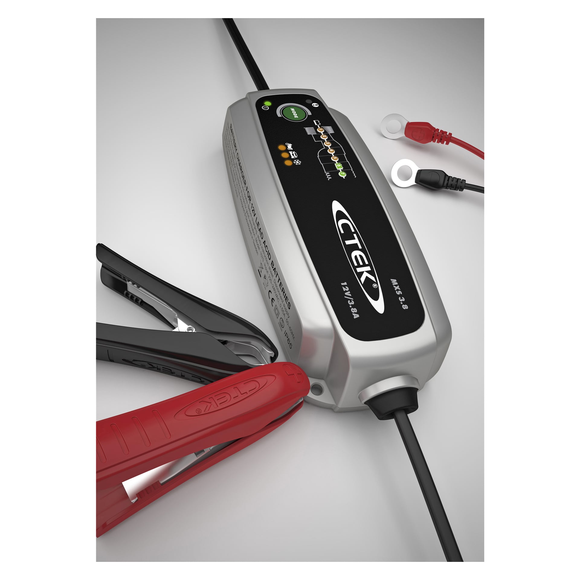 CTEK Battery Charger MXS 3.8 visas, med indikatorlampor och är utrustad med svarta och röda kontakter, samt kablar och klämmor för anslutning till fordonets batteri.