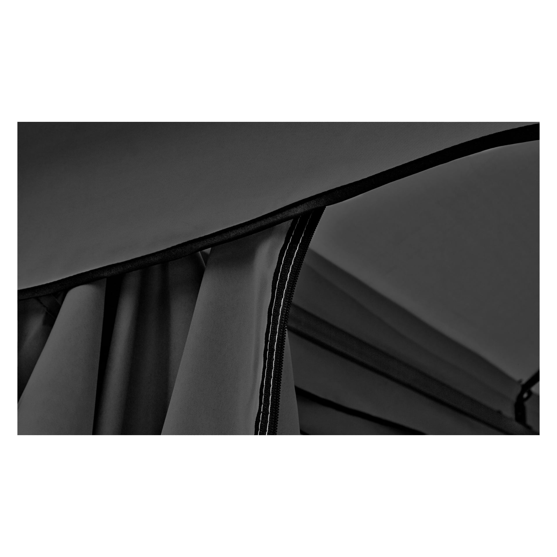 En svartvit närbild fångar de texturerade tygpanelerna, synliga sömmen och dragkedjan på EKVIP Roof and Walls for Paviljongtältet (5 delar), vilket betonar veckningarna i materialet och den detaljerade konstruktionen.