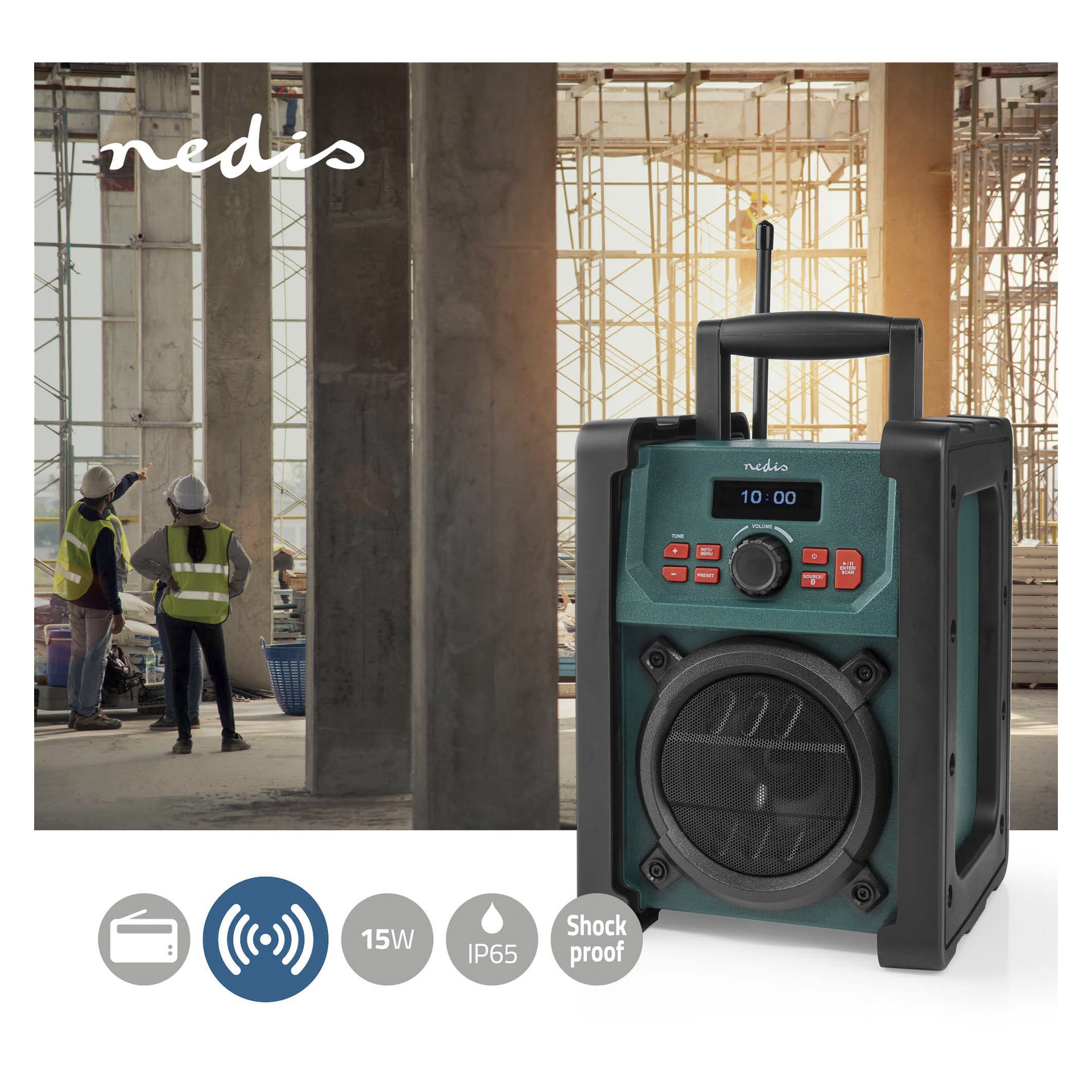 En Nedis Building Site Radio med Bluetooth och DAB+ står framför ett byggområde med arbetare, med sin digitala skärm, kontrollknappar och bärhandtag. Ikonerna nedan betonar Bluetooth-stöd, 15 watts effektutgång, IP65-klassning för skydd mot vatten och damm samt hållbarhet mot stötar.