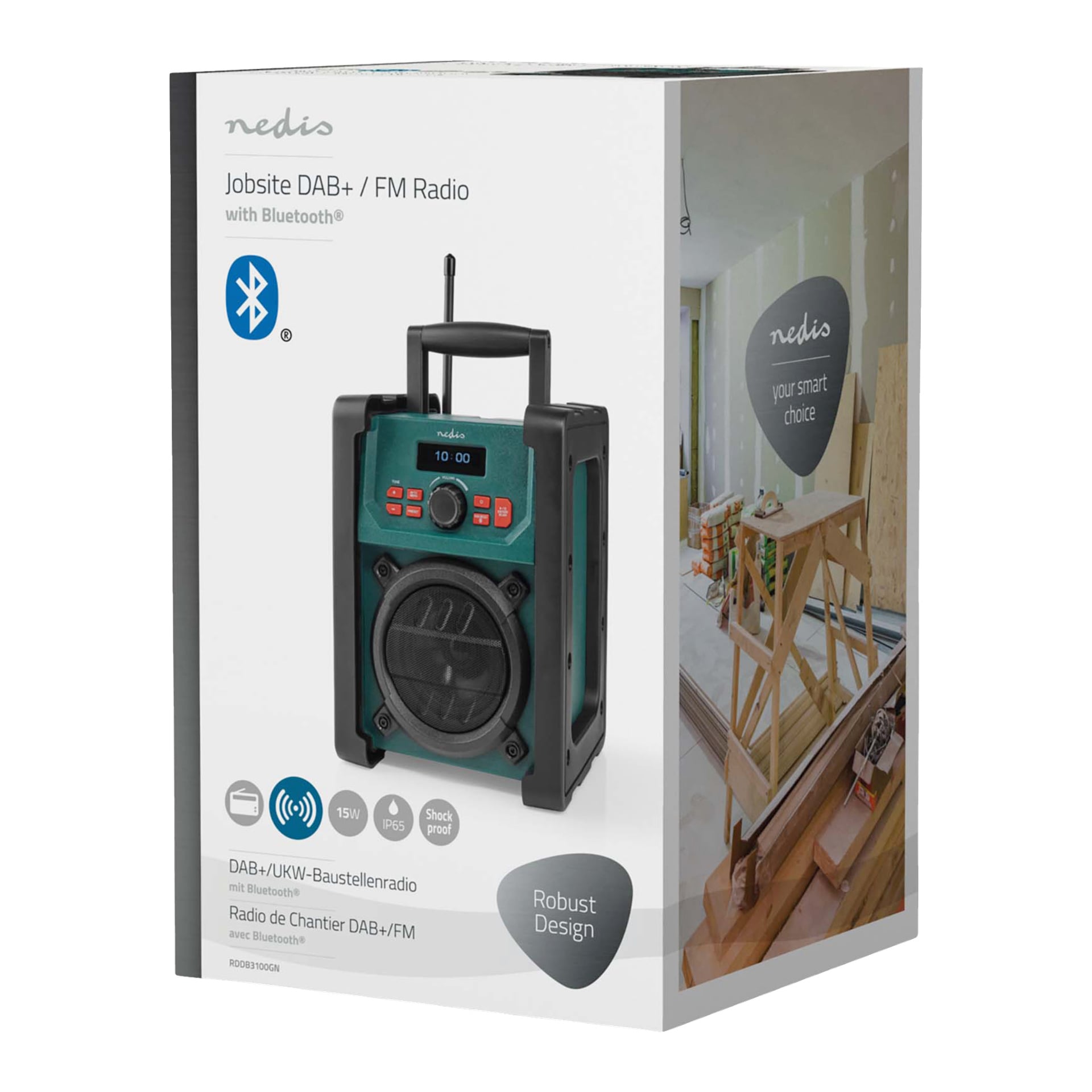 Förpackningen för en Nedis byggarbetsplatsradio med Bluetooth och DAB+ visas, med bilder på radion själv. Viktiga funktioner som 15-watts utgång, IP65-skydd och en robust konstruktion annonseras på förpackningen. Till höger syns en illustration av en byggarbetsplats.