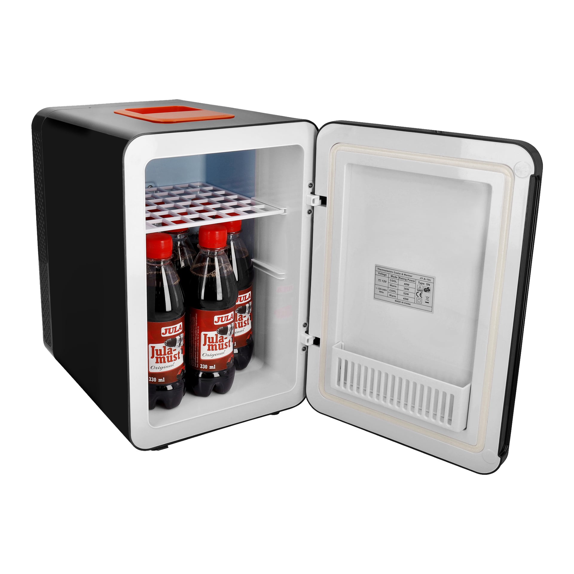 Pieni mustavalkoinen Bright Mini Fridge on sijoitettu tasaiselle pinnalle, jonka ovi on raollaan. Kolme pulloa Julmust-soodaa seisoo pystyasennossa alemmalla hyllyllä, kun taas ylin metalliteline on tyhjä.