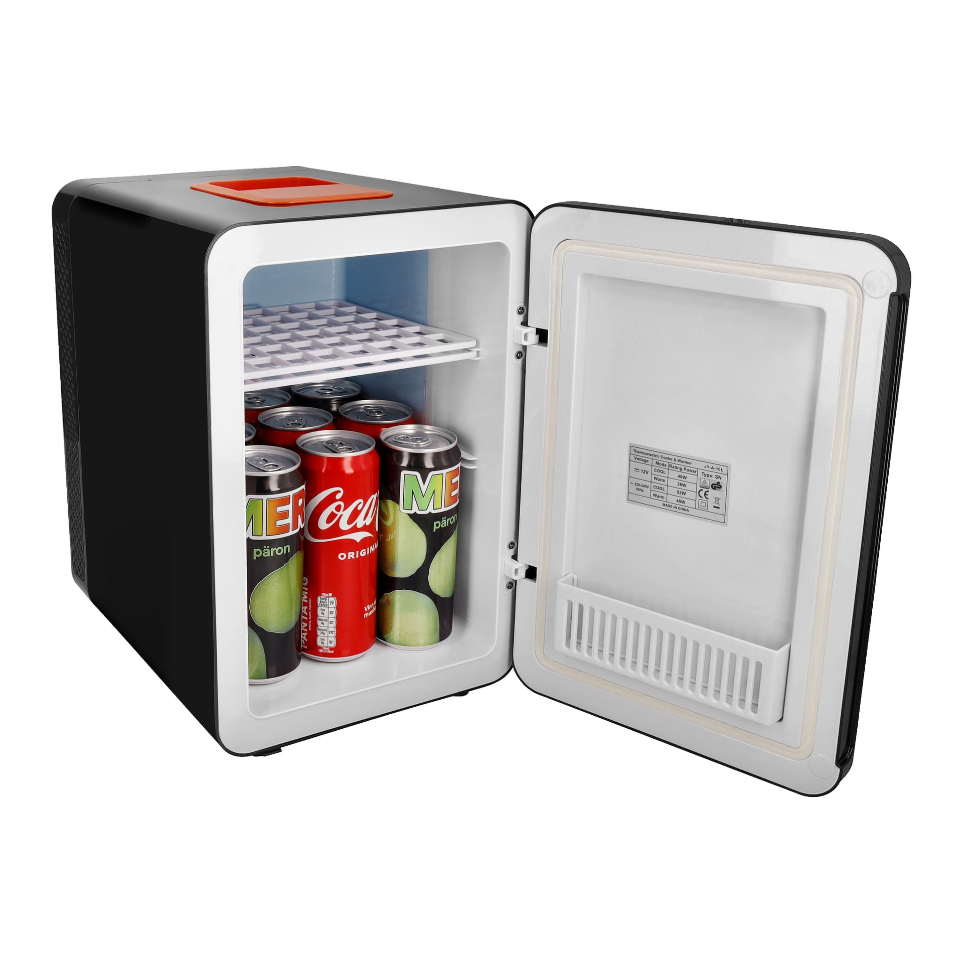 Kompakti mustavalkoinen Bright Mini Fridge on avoinna ovellaan, paljastaen kuusi tölkkiä—neljä ME-päärynä-soosaa ja kaksi Coca-Colaa—rivissä alahyllyllä. Sisällä on metallinen teline tölkkien yläpuolella, ja oven sisäpuolelle on kiinnitetty etiketti.