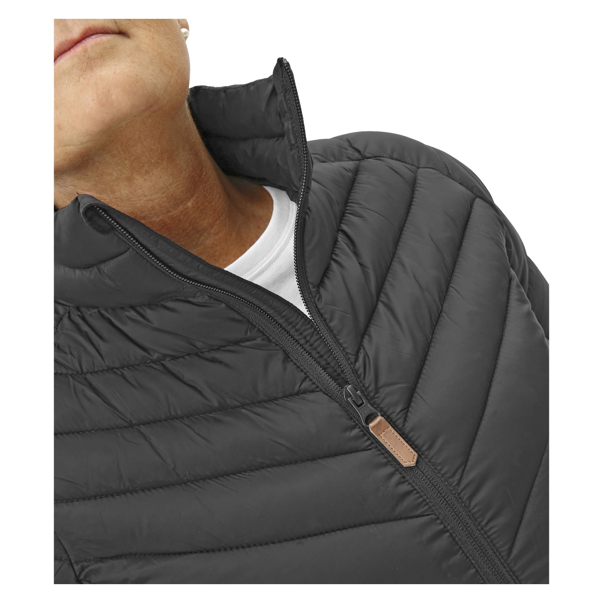 En närbild visar en person som bär Kayoba Outdoor Women's lätta svarta jacka, delvis uppdragen för att avslöja en vit skjorta under. Bilden fångar bara nedre ansiktet och nacken.