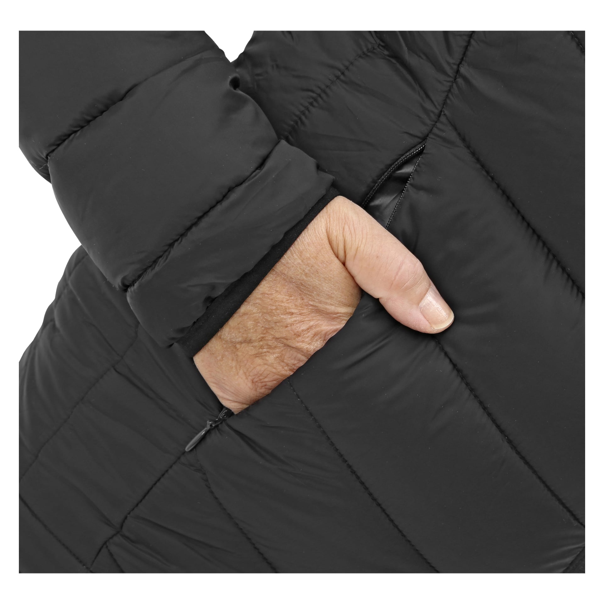 En närbild visar en hand delvis nedstucken i den dragkedjeförsedda fickan på en lättviktsjacka från Kayoba Outdoor Women. Jackan är svart med quiltat, vadderad tyg och horisontell söm.