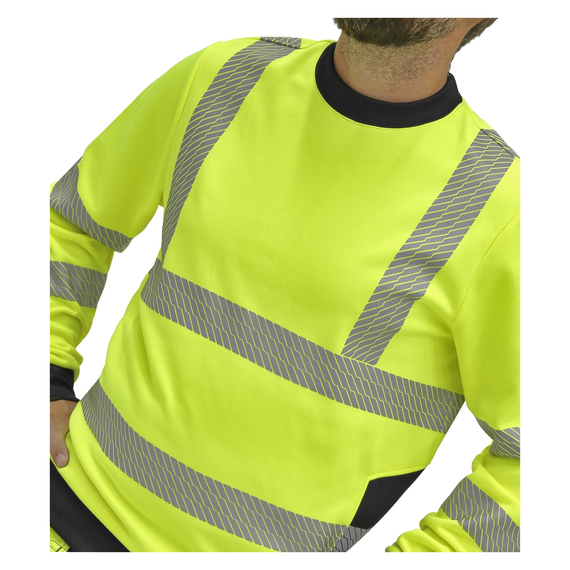 Die Person trug einen leuchtend gelben Bluewear Hi-Vis-Pullover mit silbernen reflektierenden Streifen, sichtbar von Schultern bis zur Taille, mit angewinkelten Armen und teilweise abgeschnittenem Kopf.