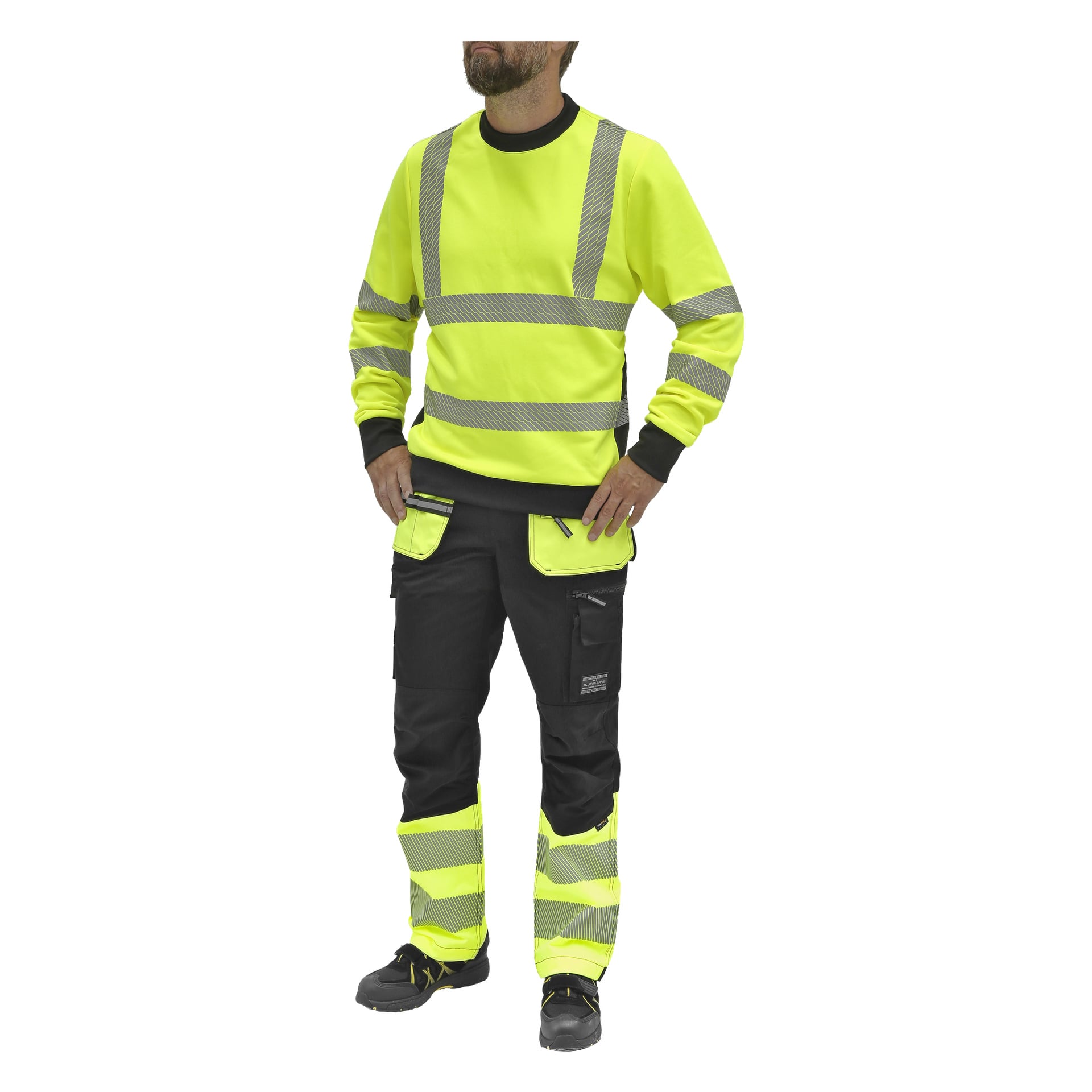 Eine Person trägt einen gelben Bluewear Hi-Vis-Sweatshirt mit reflektierenden Streifen sowie schwarze Arbeitshosen mit gelben reflektierenden Details, die sich für Bau- oder Industrieumgebungen eignen.