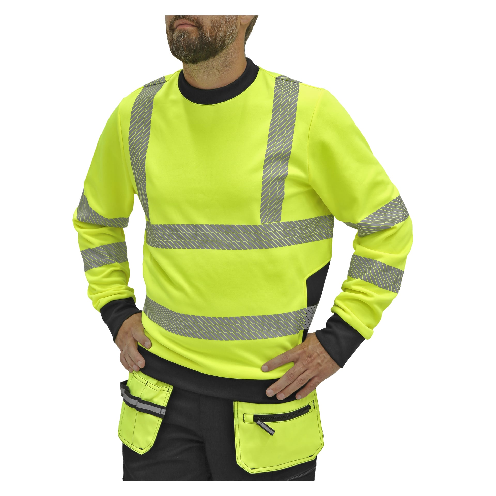 Eine Person steht mit den Händen in die Hüften, gekleidet in einem neongelben Bluewear Hi-Vis-Sweatshirt mit schwarzen Manschetten und reflektierenden Streifen sowie passenden Arbeitshosen mit Reißverschlusstaschen.