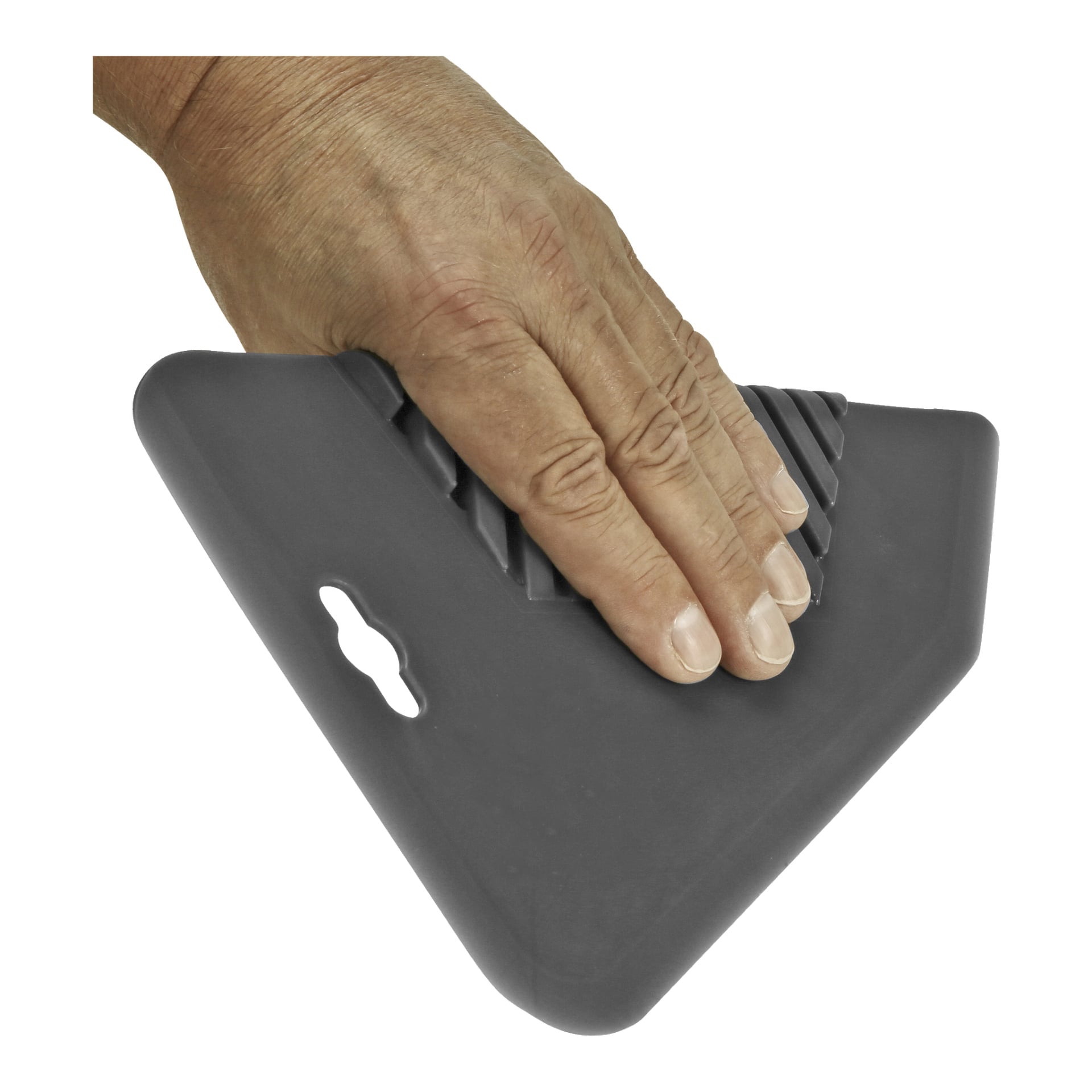 En hand trycker ner på en svart, triangulär Hard Head tapetskrapa med räfflade kanter och ett nyckelhålsspår, som används för att jämna ut eller sprida material.