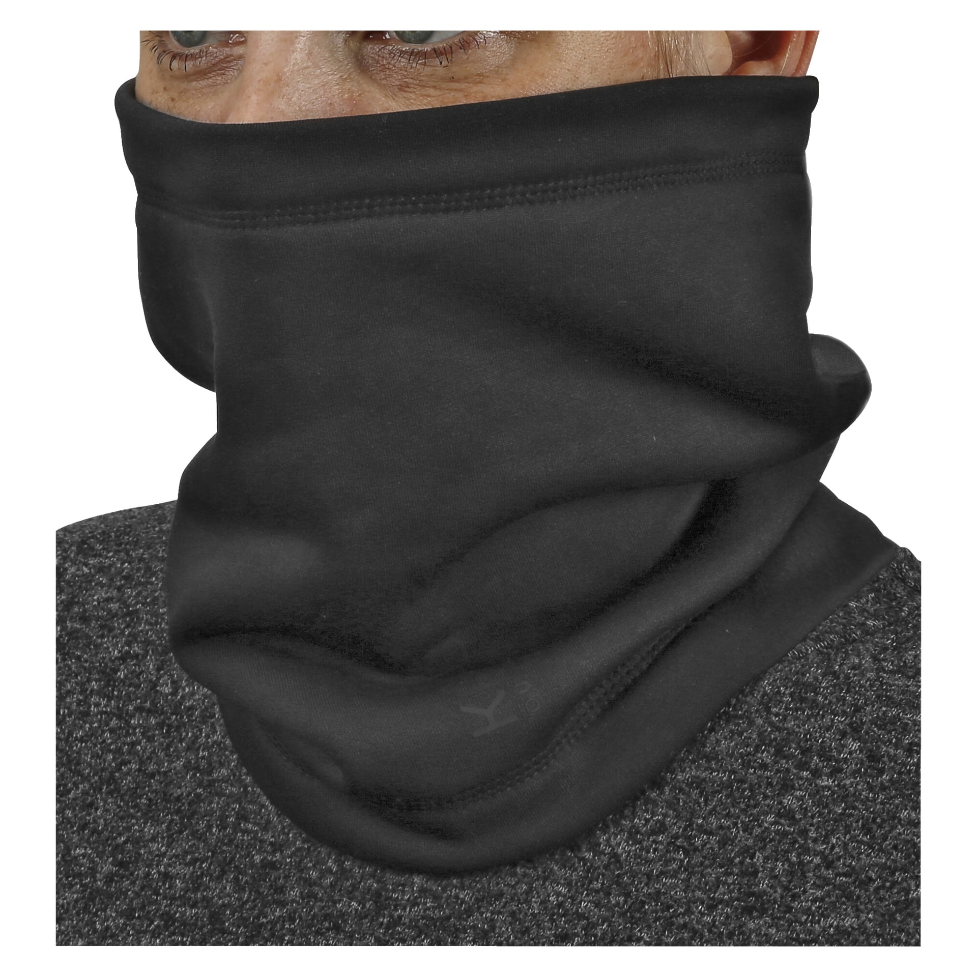 Eine Person trägt einen dunkelgrauen Kayoba Outdoor Neck Collar, der den Hals und das untere Gesicht verdeckt und nur die Augen und die Stirn freilegt. Sie tragen außerdem ein dunkelgraues, strukturiertes Hemd.