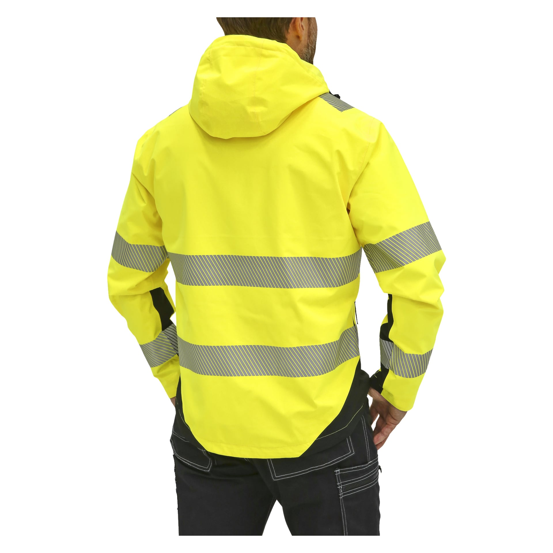 En person i en gul Bluewear Hi-Vis-jacka med silverfärgade reflekterande ränder, svarta detaljer på ärmar och nedre rygg, och en huva står med ryggen mot kameran, händerna vilande på höfterna.