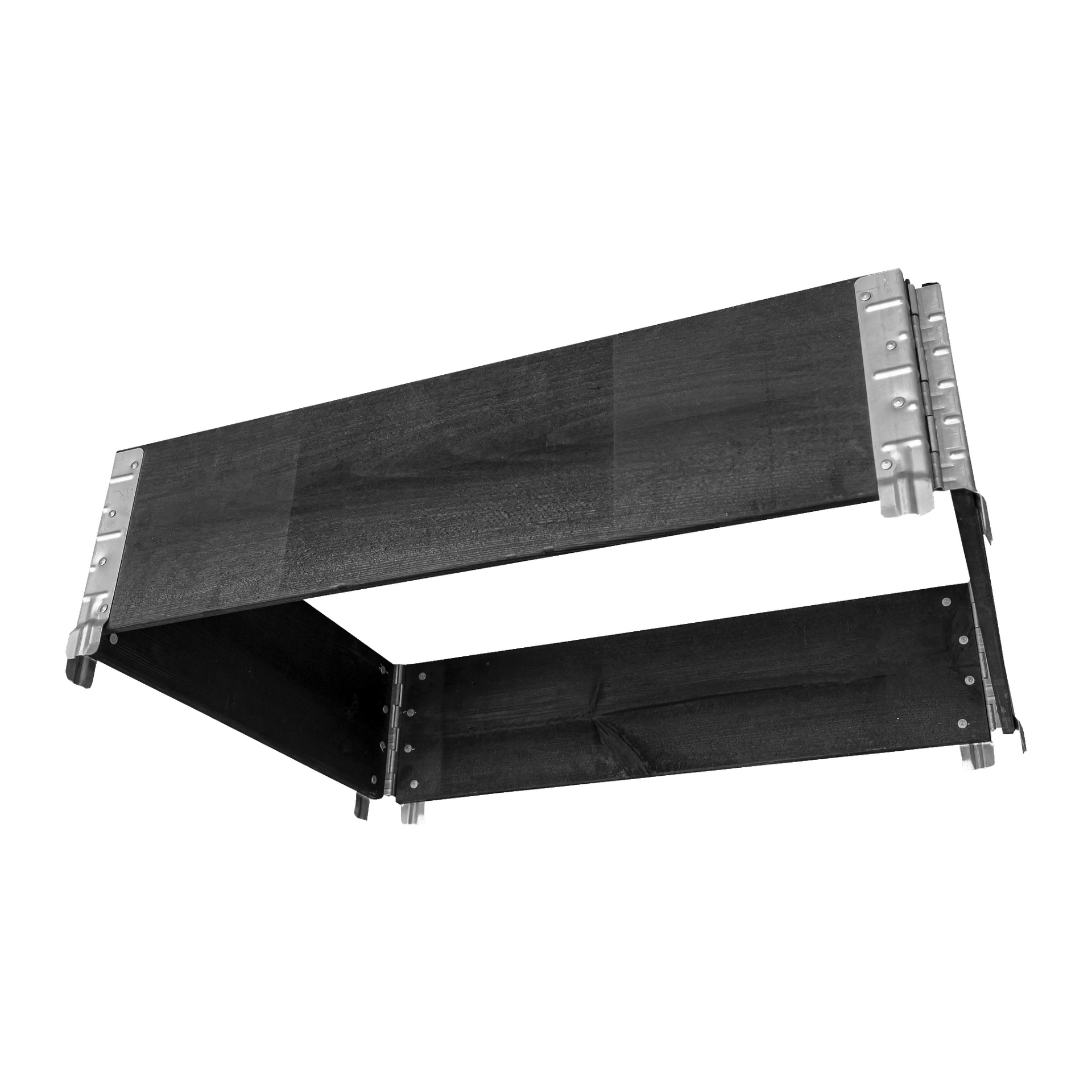 Et rektangulært svart trehalsbånd for Hard Head kultivering med metallforsterkninger i hjørner og kanter er åpent på to sider, noe som gir det et flytende utseende.