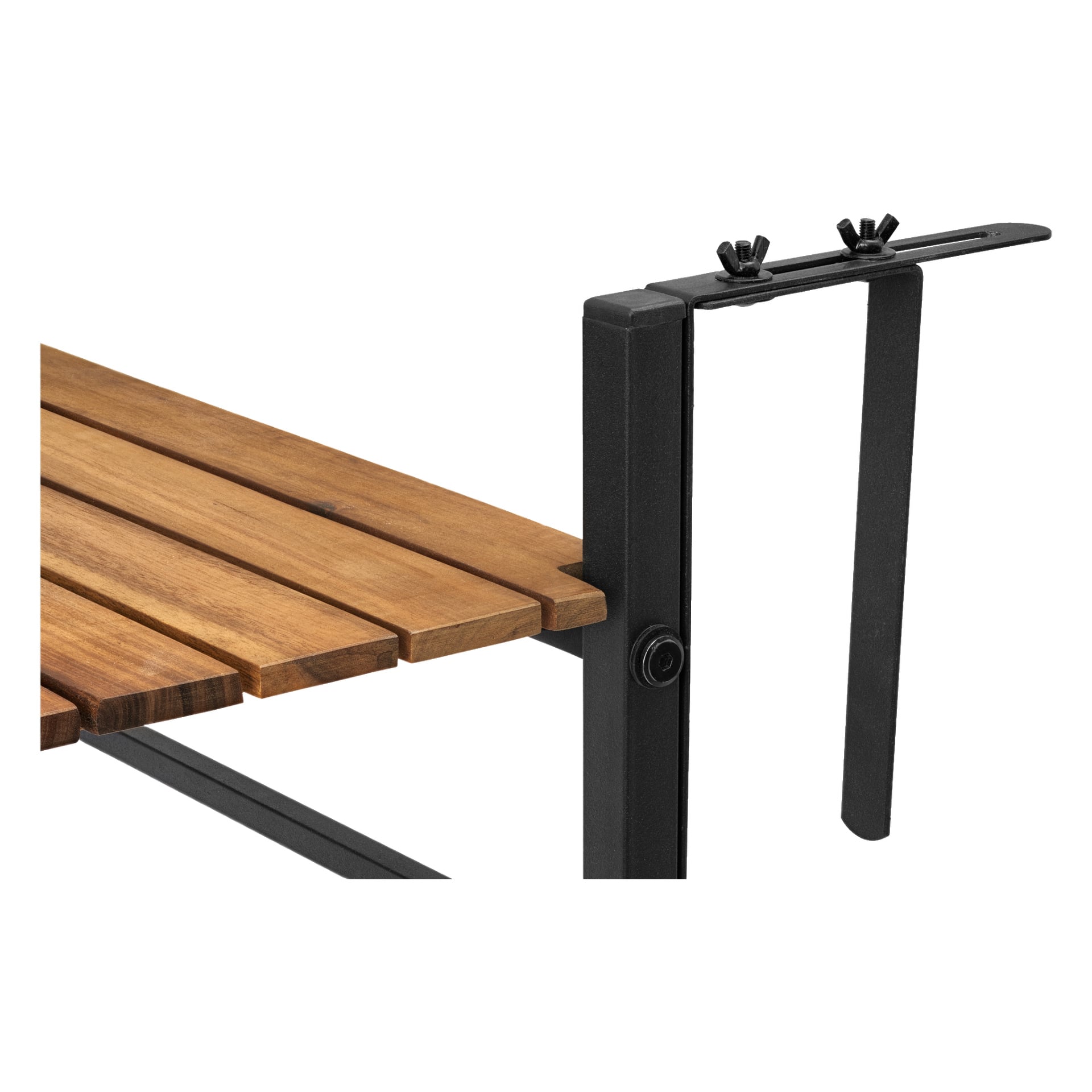 Eine Nahaufnahme des EKVIP Balkontischs zeigt seine Holzplatte mit Latten und einer schwarzen Metallhalterung und einer Klemme, die an einer Kante befestigt ist, um den Tisch an einem Geländer oder einer ähnlichen Leuchte zu befestigen. Der Fokus liegt auf den Details der Konstruktion und der Montagehardware.