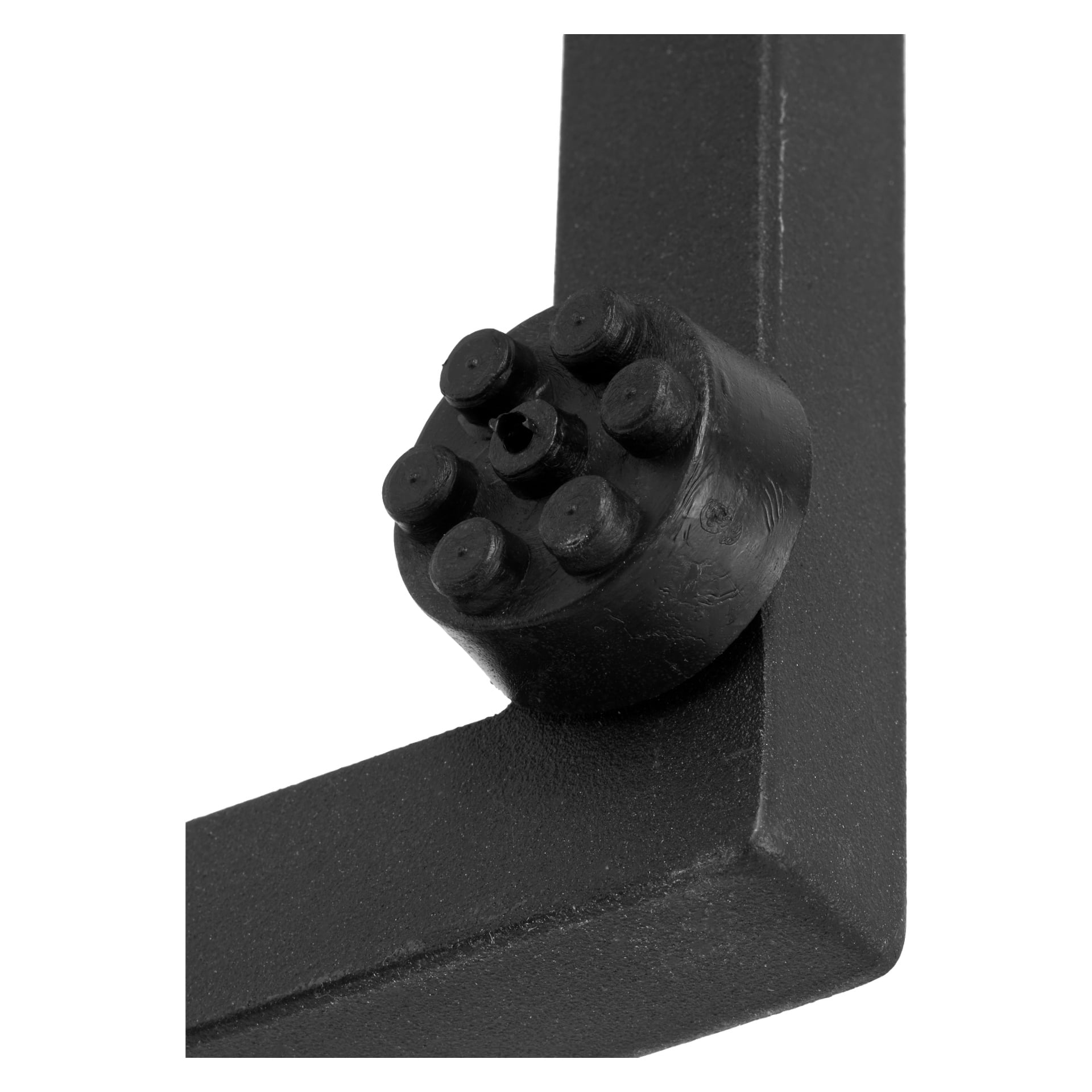 Nahaufnahme des schwarzen Metallrahmens des EKVIP Balcony-Tisches, der ein kleines zylindrisches Stück hervorhebt, das an der Ecke verschweißt ist. Dieser Zylinder besitzt ein zentrales Loch und sieben erhöhte, abgerundete Erhebungen an seiner Außenseite.
