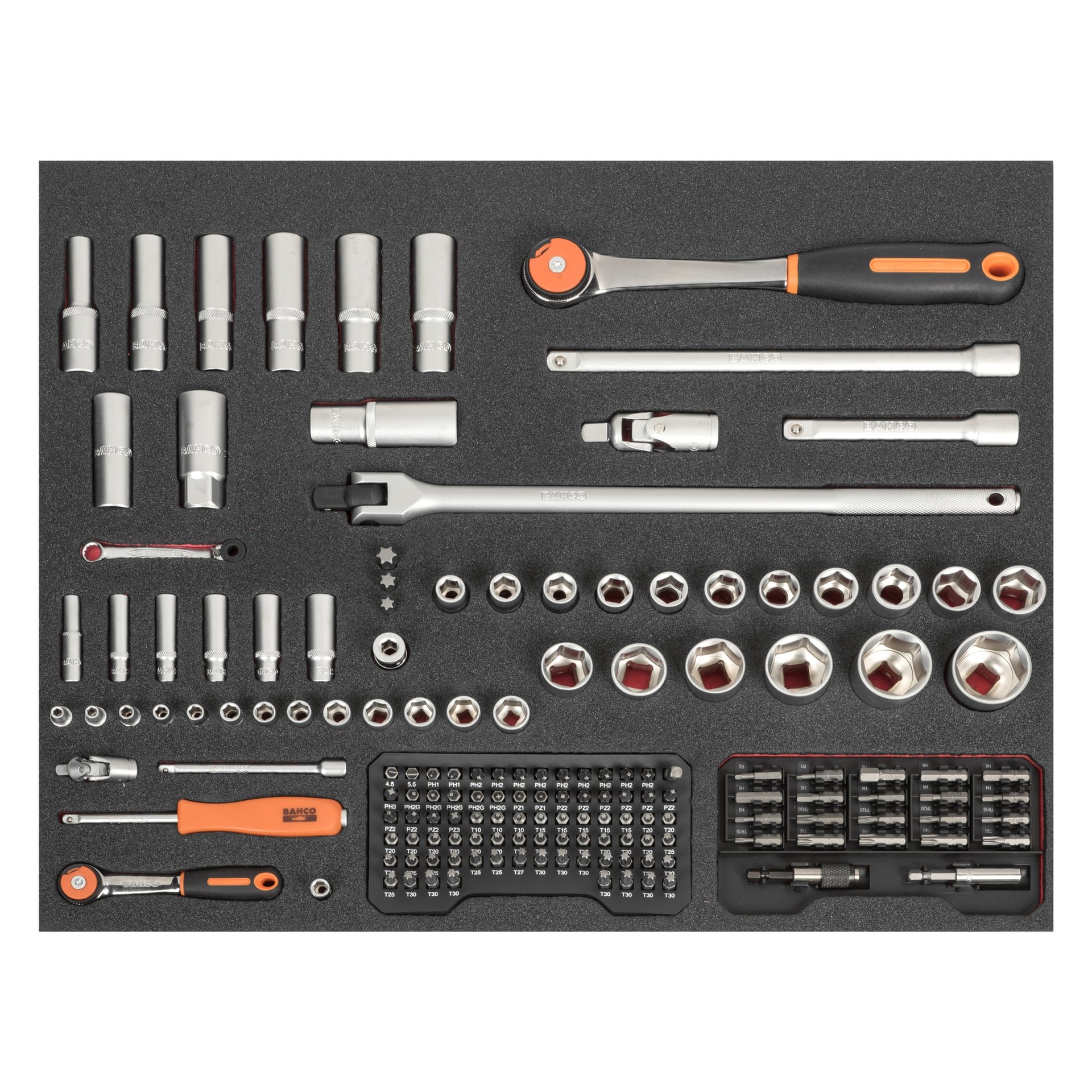 Ett 216-delat Bahco Tool Trolley-set arrangerat i skumfodrade brickor, med hylsnycklar, spärrhjul, förlängningar, skruvmejselbitar och hylsor organiserade i prydliga rader; De metalliska verktygen accentueras av några handtag i svart och orange.
