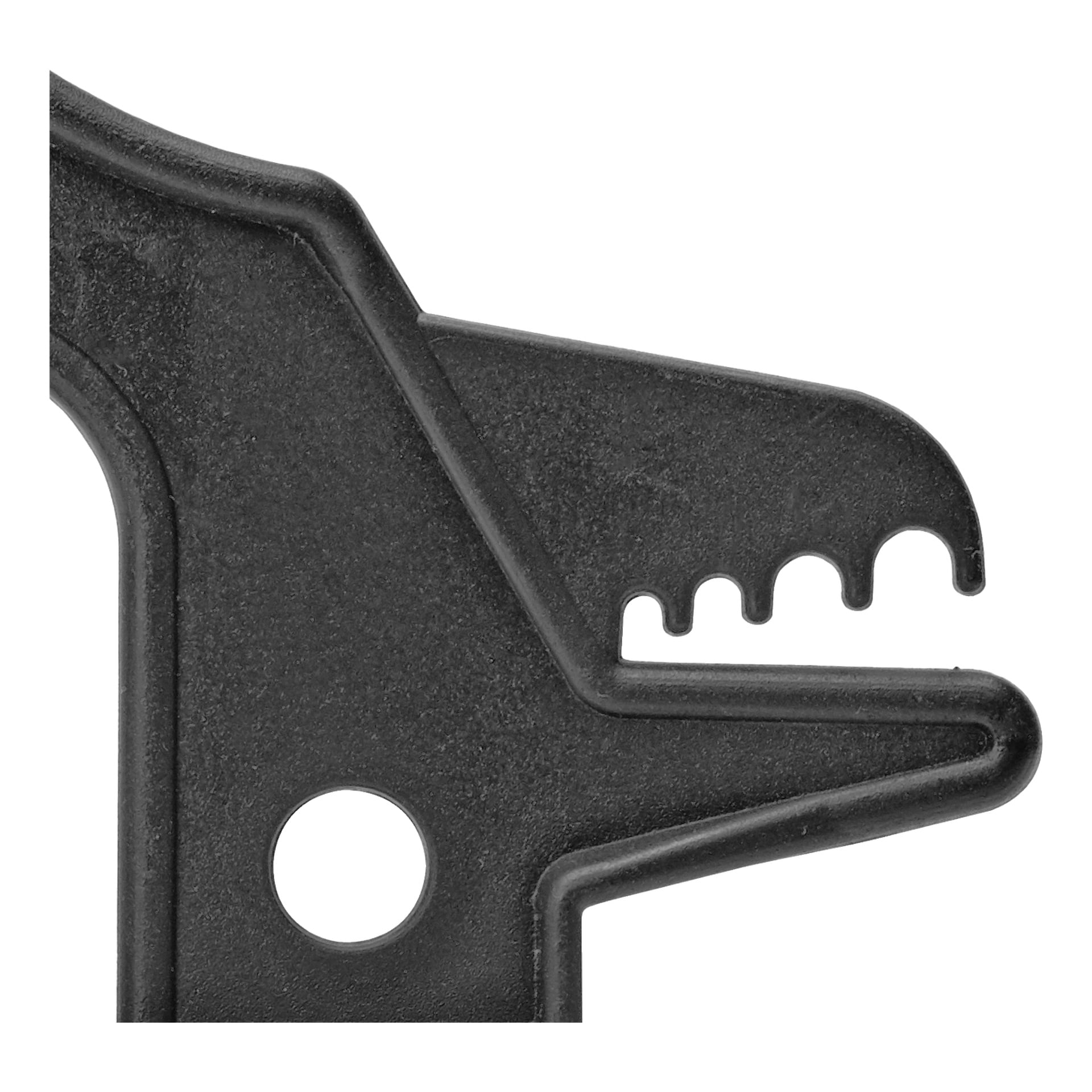 Närbild av EKVIP Cable Winder för ljusslingor gjorda av svart metall, med ett cirkulärt hål, vinklade sidor och en taggig urtag som fungerar som flasköppnare eller skiftnyckel.