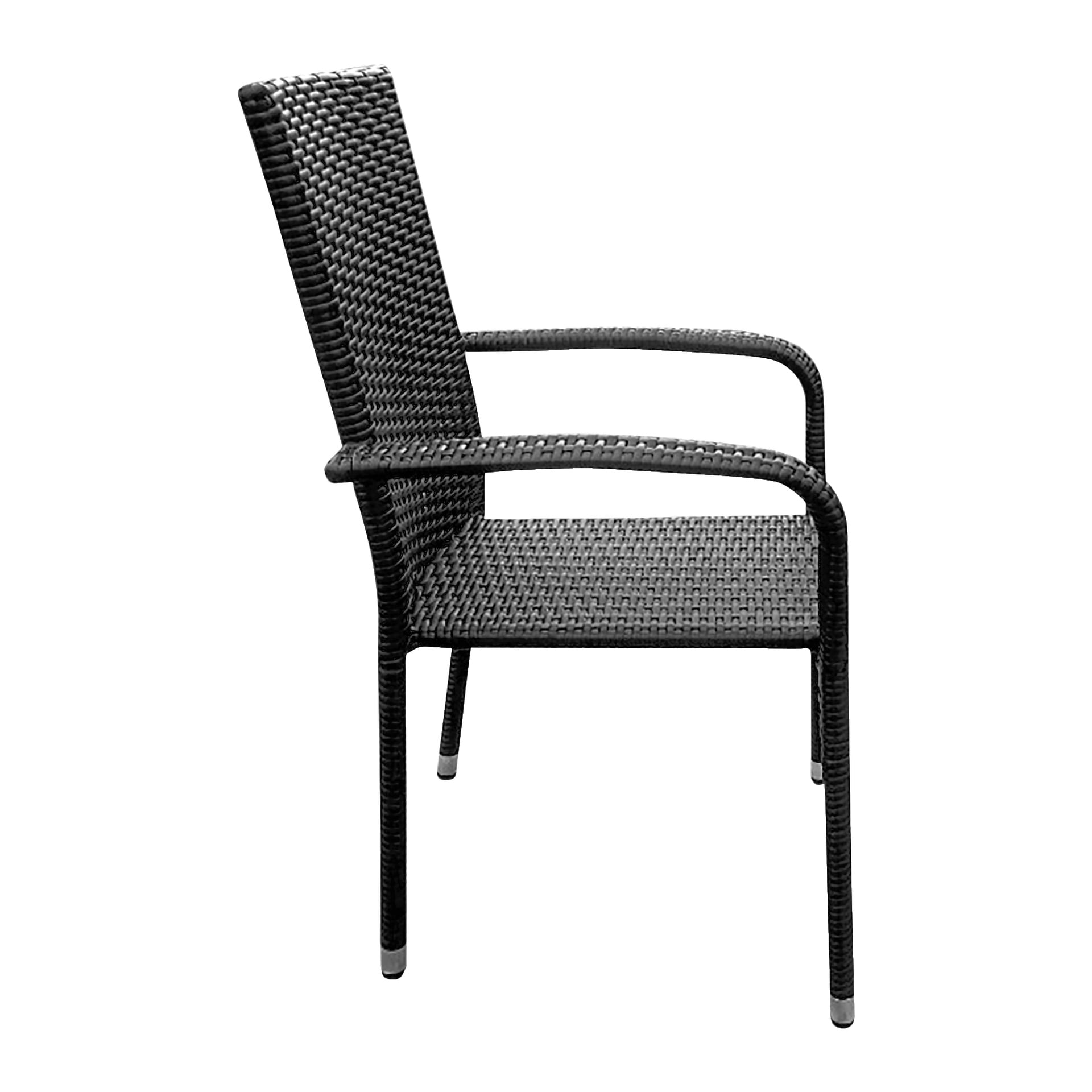 Poly-rattanstolen fra EKVIP har et svart vevd sete, metallramme, armlener, rett rygg og fire ben toppet med sølvfargede capser, vist i et sidebilde.