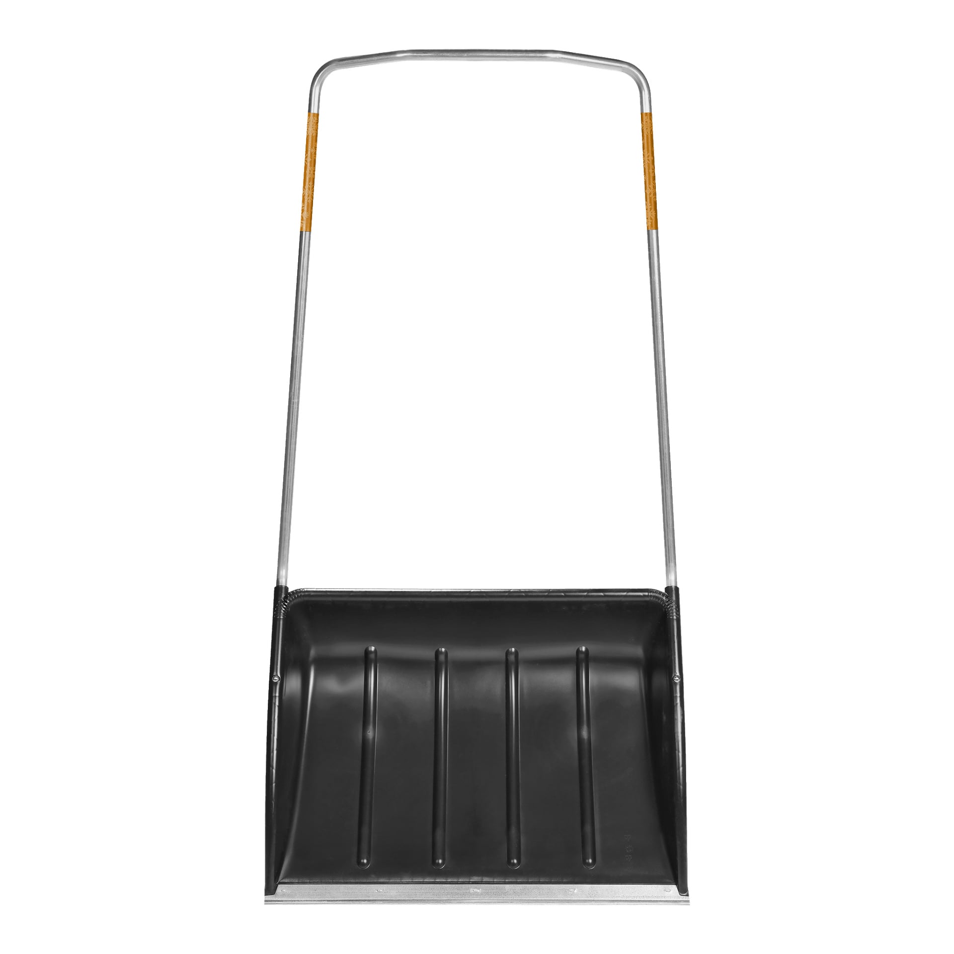 En Fiskars Sledge snöskott SnowXpert står upprätt. Den stora svarta snöskjutaren har ett metallhandtag med orange grepp och ett brett plastblad, förstärkt av tre upphöjda åsar.