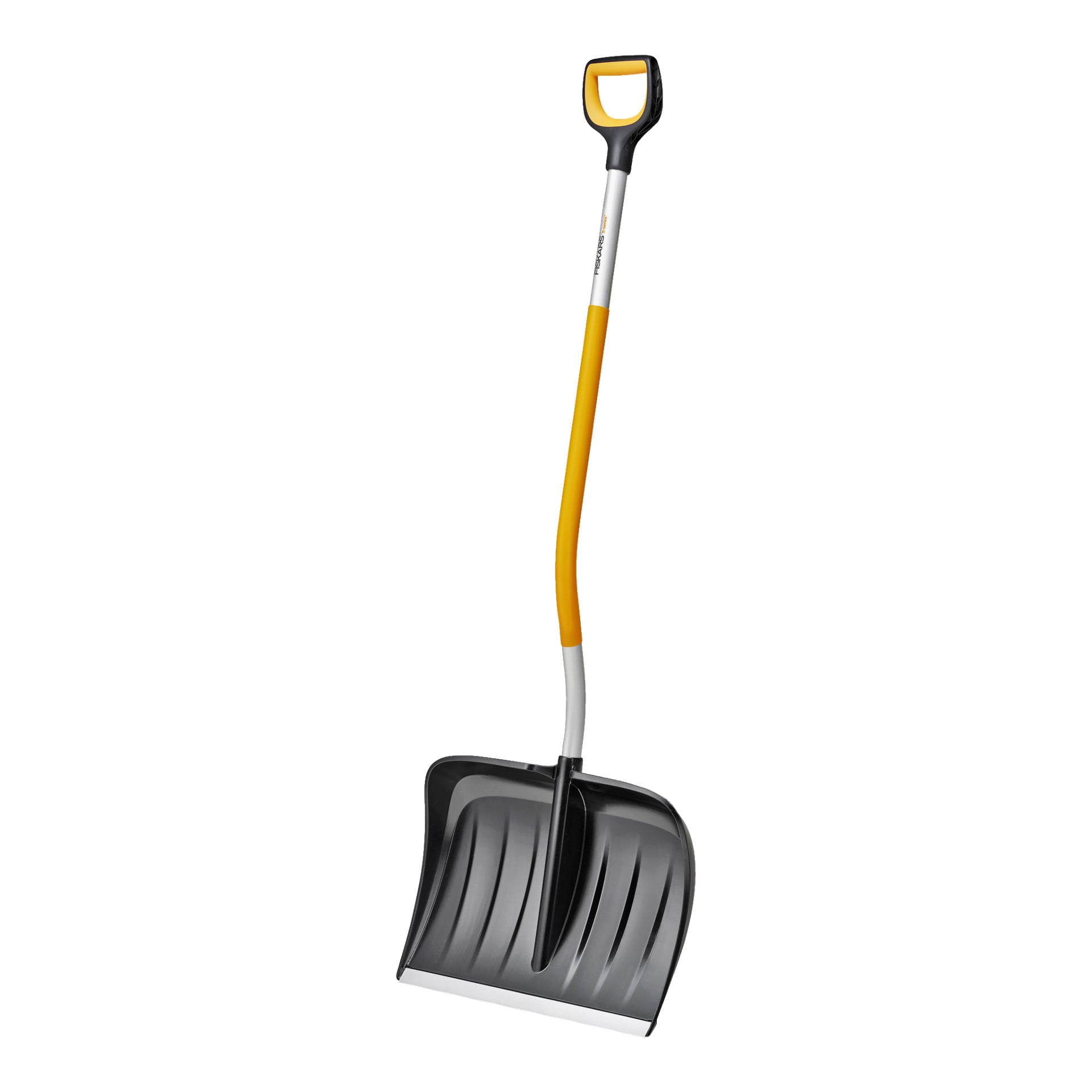 Fiskars Ergonomic Snow Shovel X-Series prezentowana jest z czarnym plastikowym ostrzem do nabierania, trzonkiem zakrzywiającym się na biało i żółto oraz czarną rękojeścią w kształcie litery D na górze.