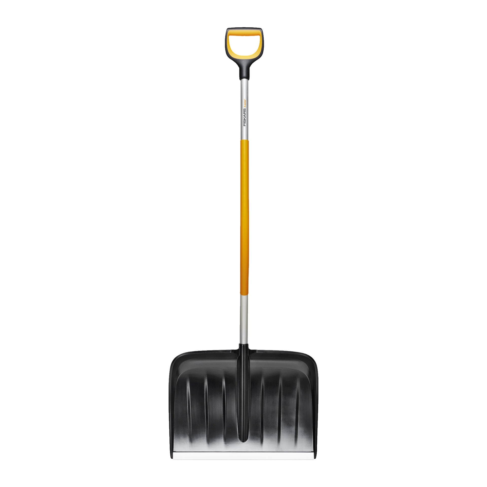 Fiskars Ergonomic Snow Shovel X-Series stoi pionowo, prezentując szerokie czarne plastikowe łopatki, pomarańczowo-szary uchwyt oraz żółty uchwyt D na górze.