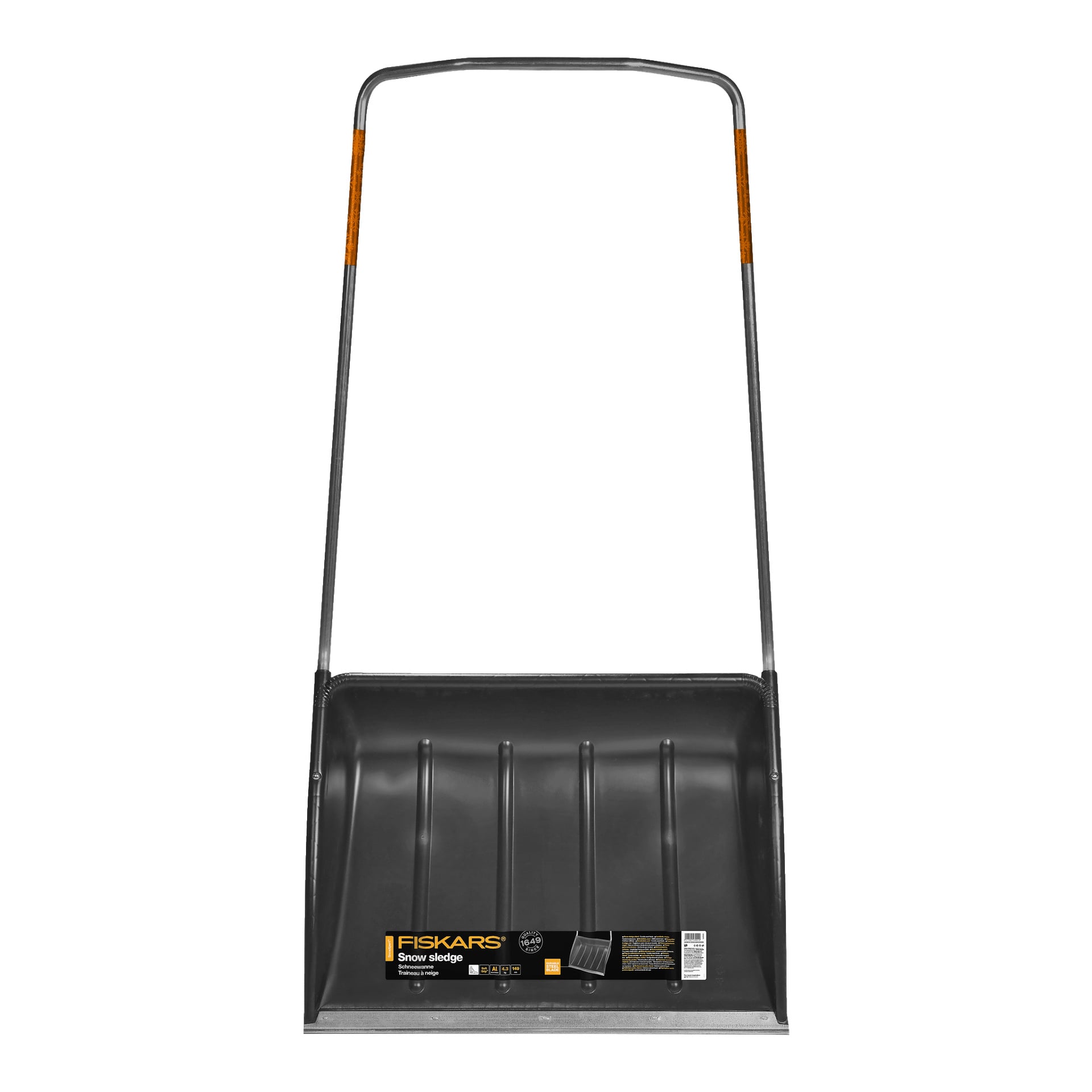 En stor Fiskars Sledge snöskyffel med en non-stick-hink (SnowXpert) syns framifrån. Spaden har ett brett svart blad, ett metallhandtag med orange detaljer och en synlig produktetikett som visar Fiskars varumärke och produktens detaljer.
