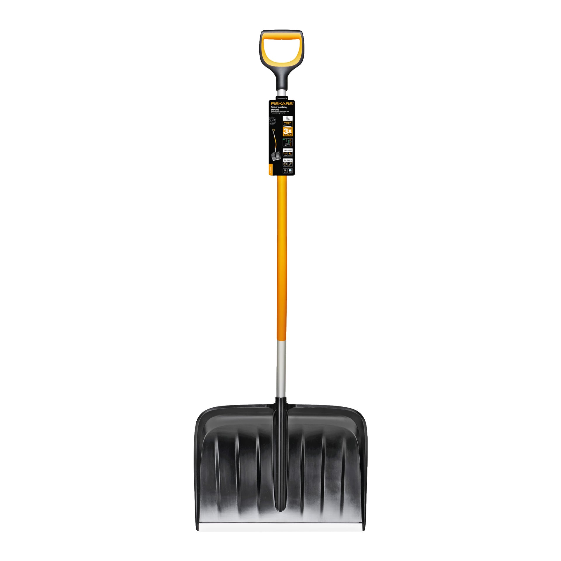 Fiskars Ergonomic Snow Shovel X-Series ma szerokie czarne plastikowe ostrze, pomarańczową rękojeść oraz etykietę przymocowaną do trzonu.