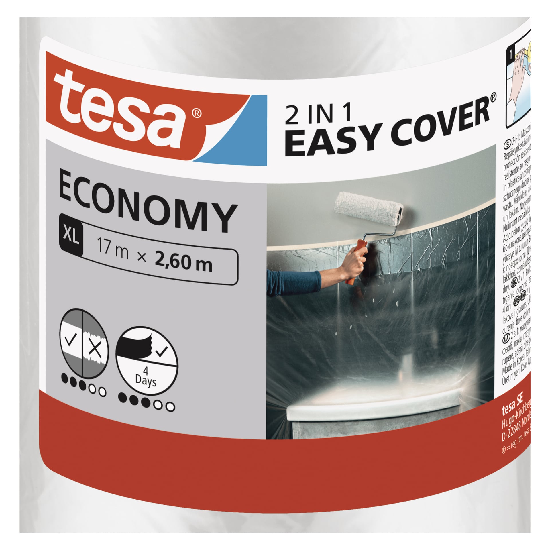 En närbild av ett tesa 2-i-1 Easy Cover Economy-paket visar etiketten med en illustration av en handrullande plastfilm över en vägg och omgivande armaturer med en färgrulle. Produktinformation och användningsikoner visas tydligt.