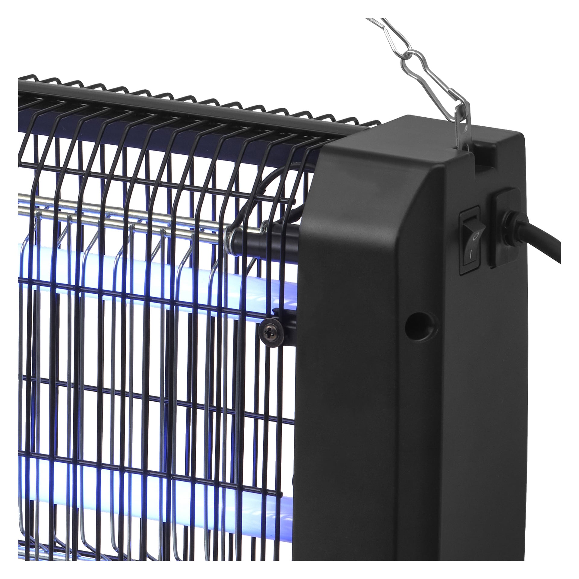 Detaljerad närbild av den svarta Hard Head Insect Killer, med dess upplysta blå UV-rör, skyddande metallgaller, en av/på-knapp och en hängande kedja fäst i det övre hörnet. Enheten är inkopplad och är aktivt i drift.