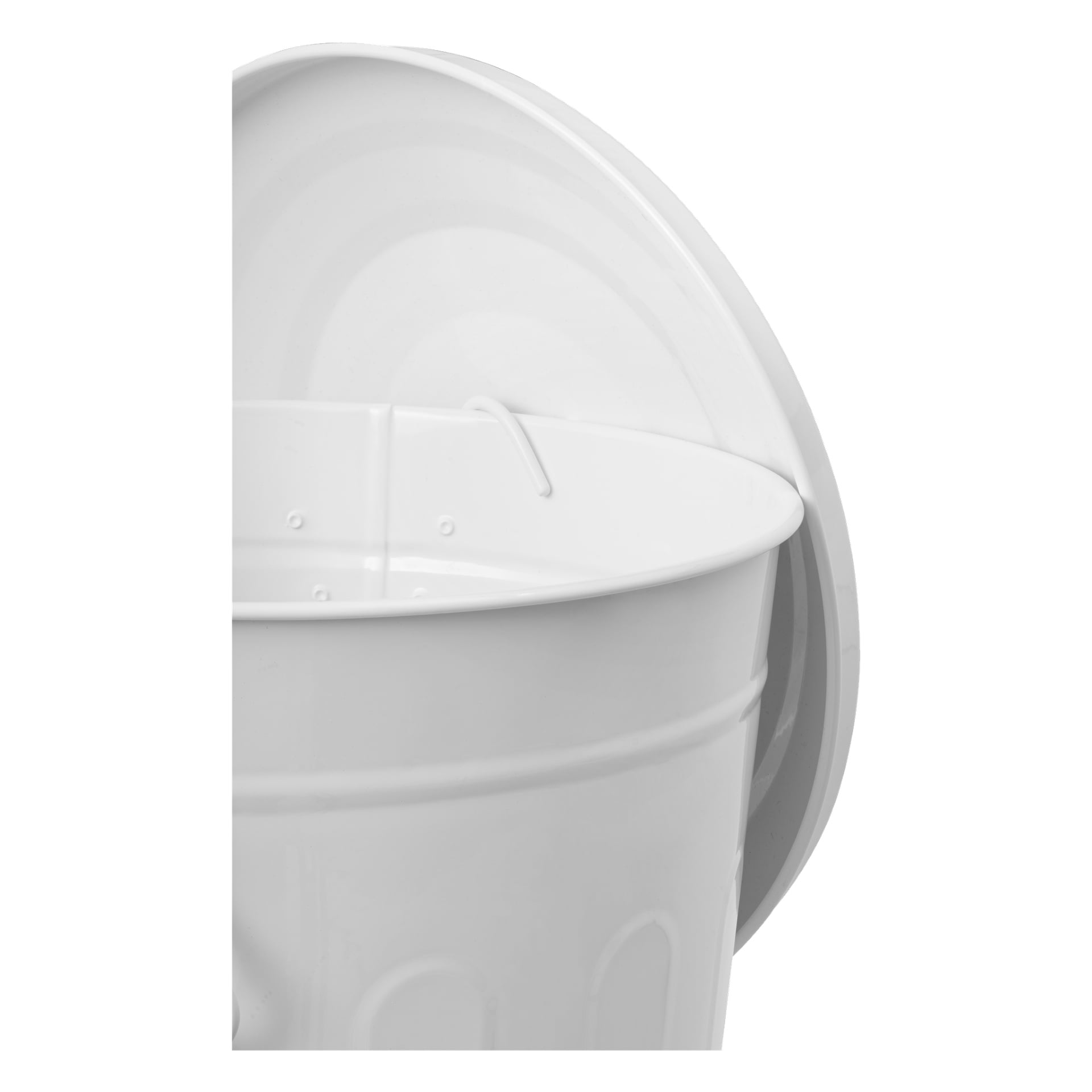 En närbild av Hard Head Tub, en vit metallbehållare med ett runt lock som är delvis öppet.
