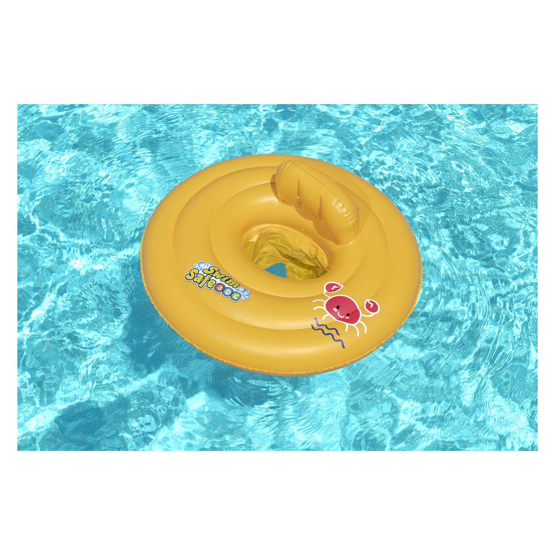 Keltainen Bestway-vauvojen uimakehä, joka on koristeltu sarjakuvakuvilla, kuten rapu ja lause "Swim Safe", kelluu kirkkaan sinisellä uima-allasvedellä, kun auringonvalo heijastaa hohtavia heijastuksia pinnalle.