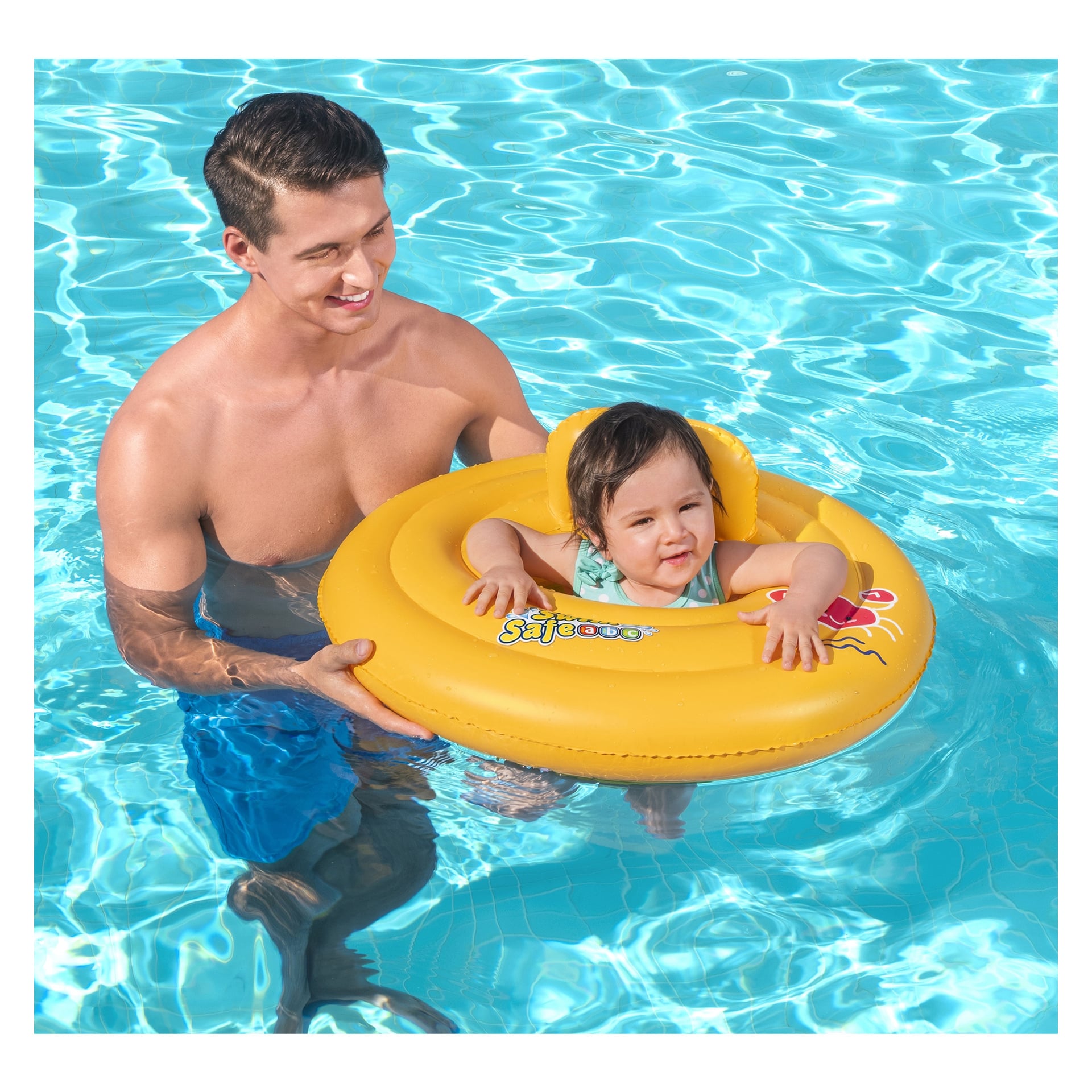 Aikuinen pitää onnellista vauvaa keltaisessa Bestway Baby Swim Ringissä, molemmat uimapukuissa ja nauttivat kirkkaan sinisestä altaasta.