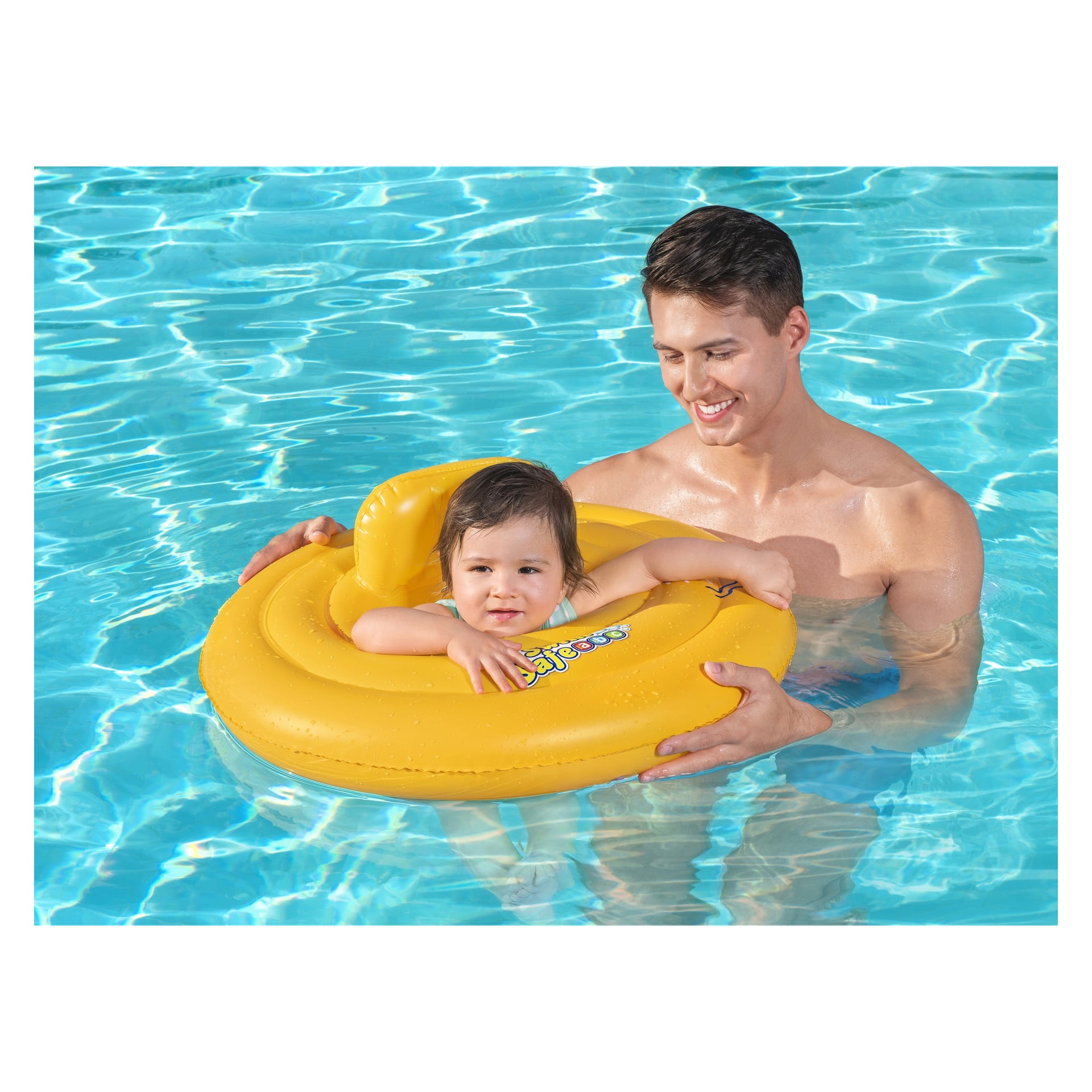 Hymyilevä mies pitää vauvaa Bestway Baby Swim Ringissä, kun he kelluvat kirkkaassa sinisessä uima-altaassa. Vauva katsoo eteenpäin, kädet lepäävät ilmatäytteisellä renkaalla.