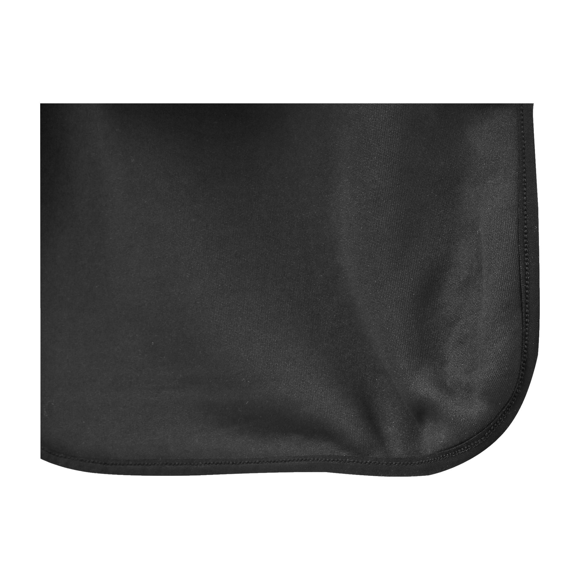 Närbild på Kayoba Outdoor Neck Warmers svarta tyg, med fokus på ett rundat, broderat hörn med synlig textur och detaljerad sömnad.