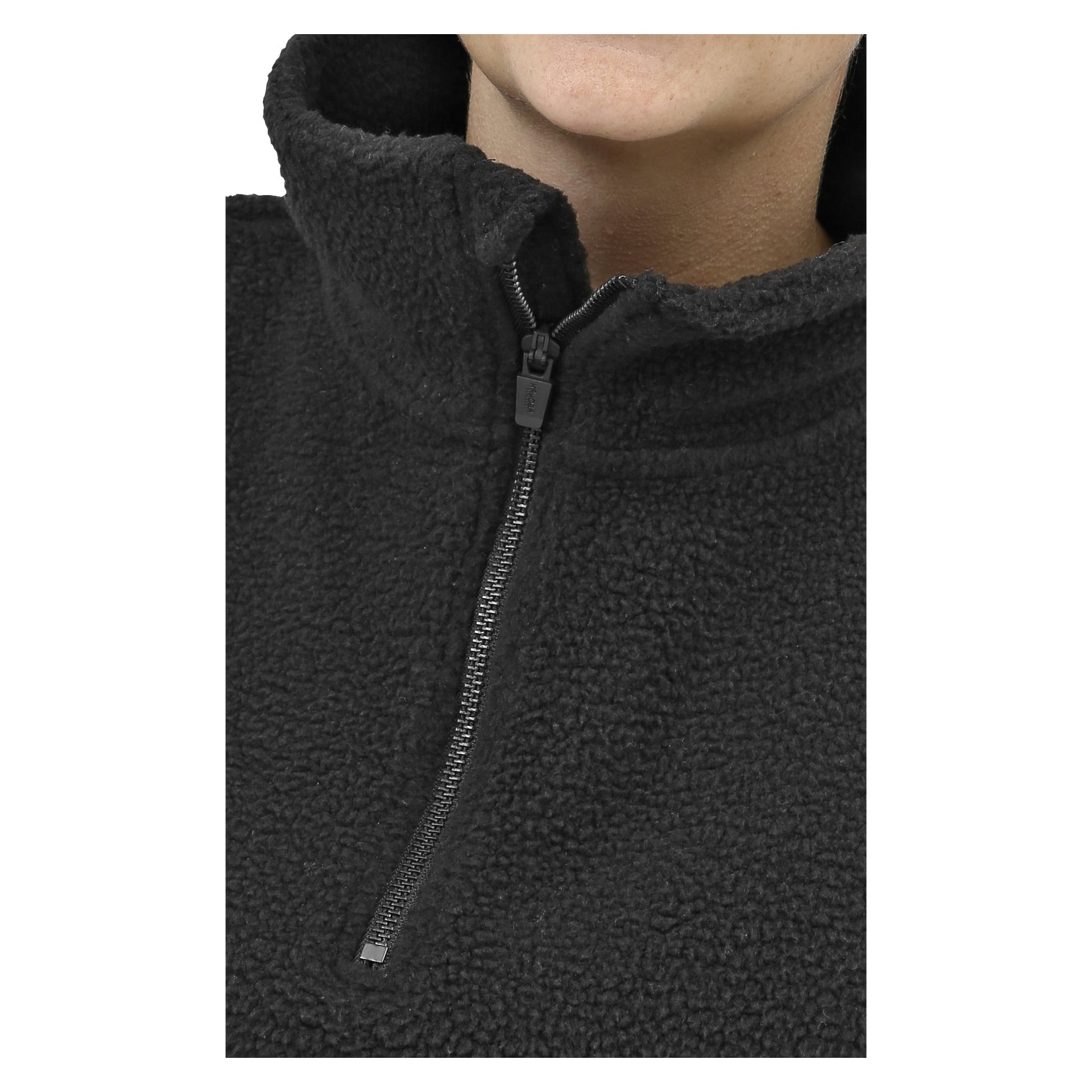En närbild visar en person som bär Kayoba Outdoor Neck Warmer gjord av svart fleece, med hög krage och dragkedjan lite öppen. Bilden fokuserar på nedre ansiktet och nacken, vilket betonar fleecens mjuka textur.