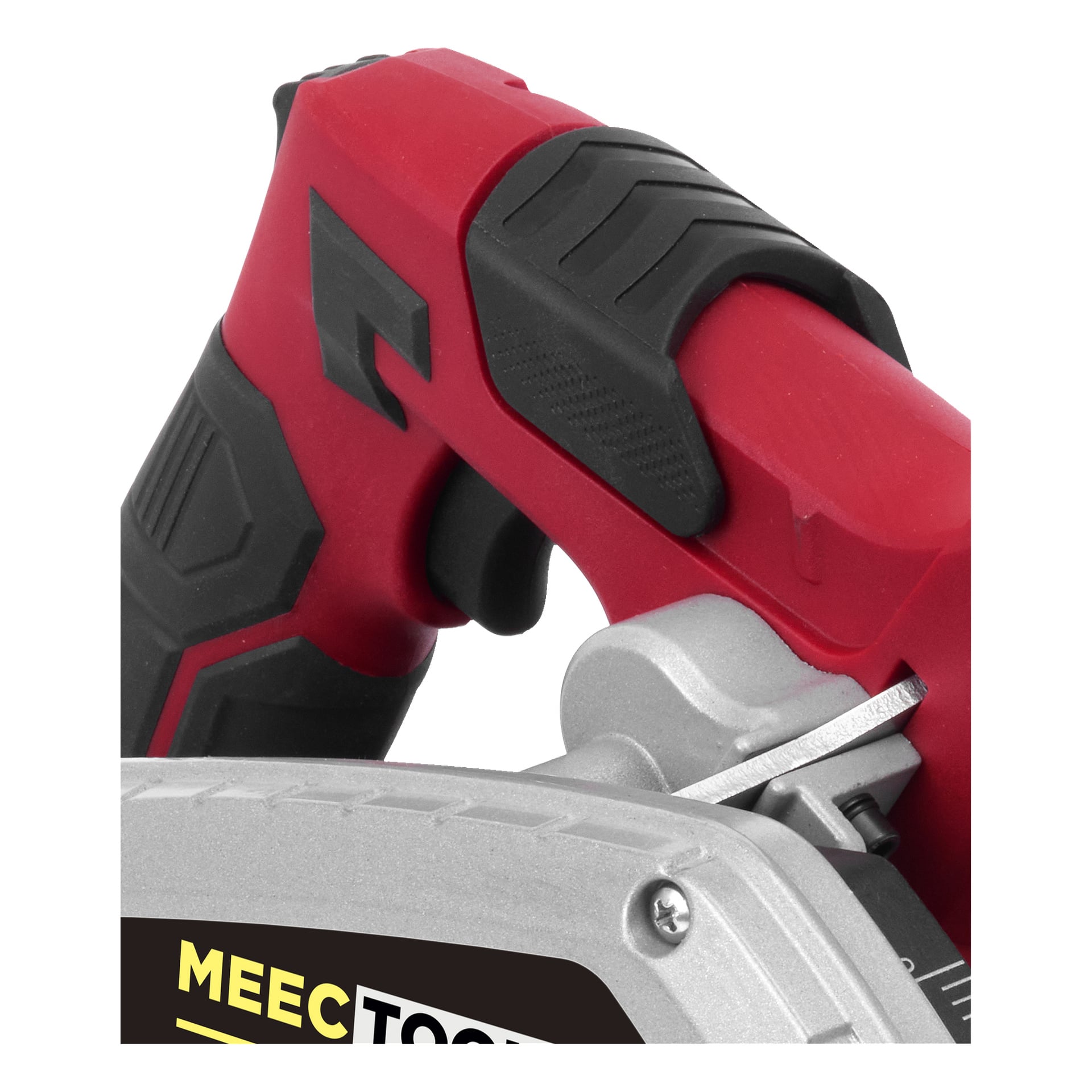 Detaljerad vy av Meec Tools Multiseries batteridrivna Plunge Saw CI-18V WORK 700:s handtag, som visar dess röda och svarta texturerade grepp tillsammans med en del av metallkroppen där varumärket syns i gula och vita bokstäver.