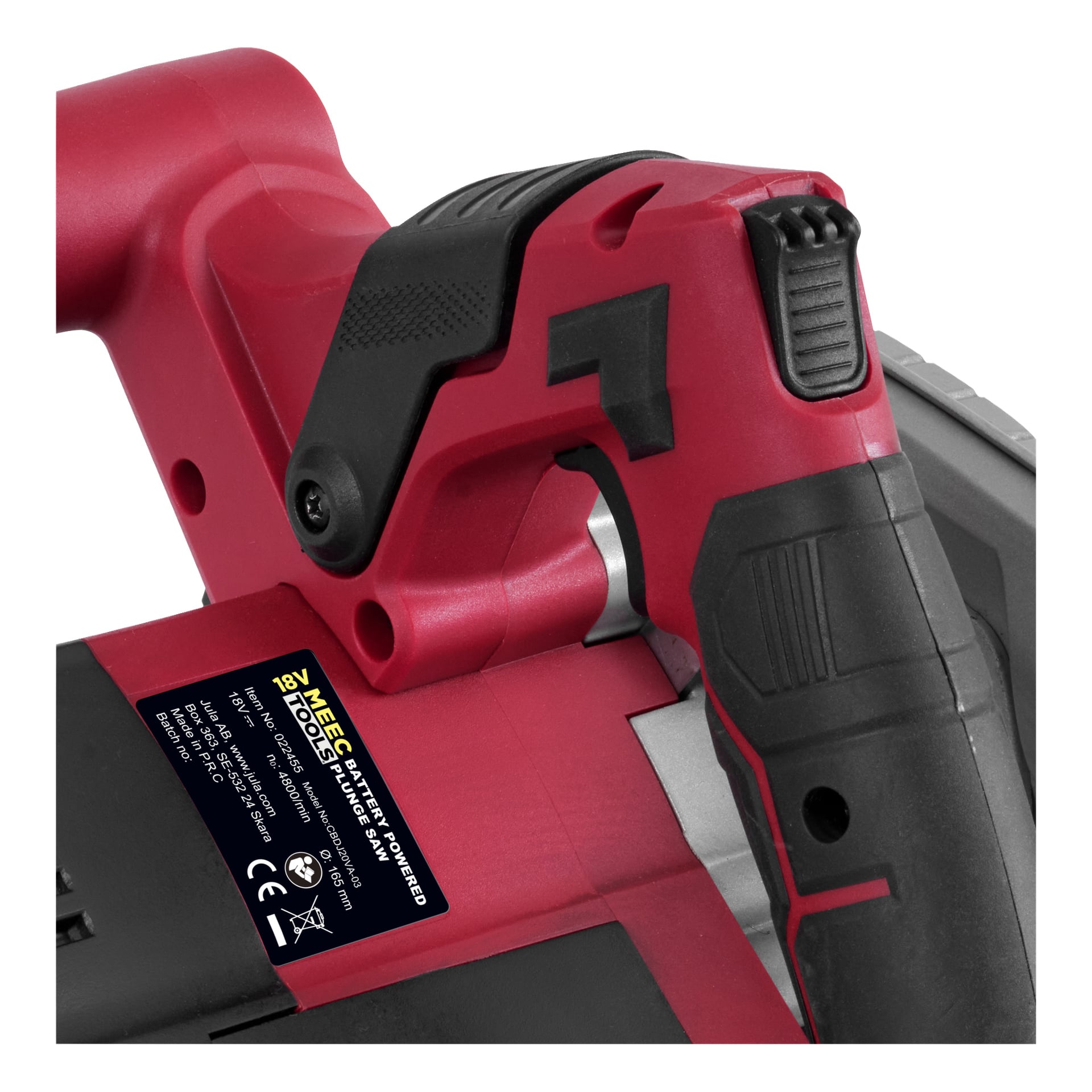 Detaljerad vy av handtaget och avtryckarområdet på Meec Tools Multiseries CI-18V WORK 700 sladdlösa sänksåg, som visar dess röda och svarta färgschema, texturerade greppyta, säkerhetsbrytare och en produktetikett med specifikationsdetaljer och certifieringsikoner.