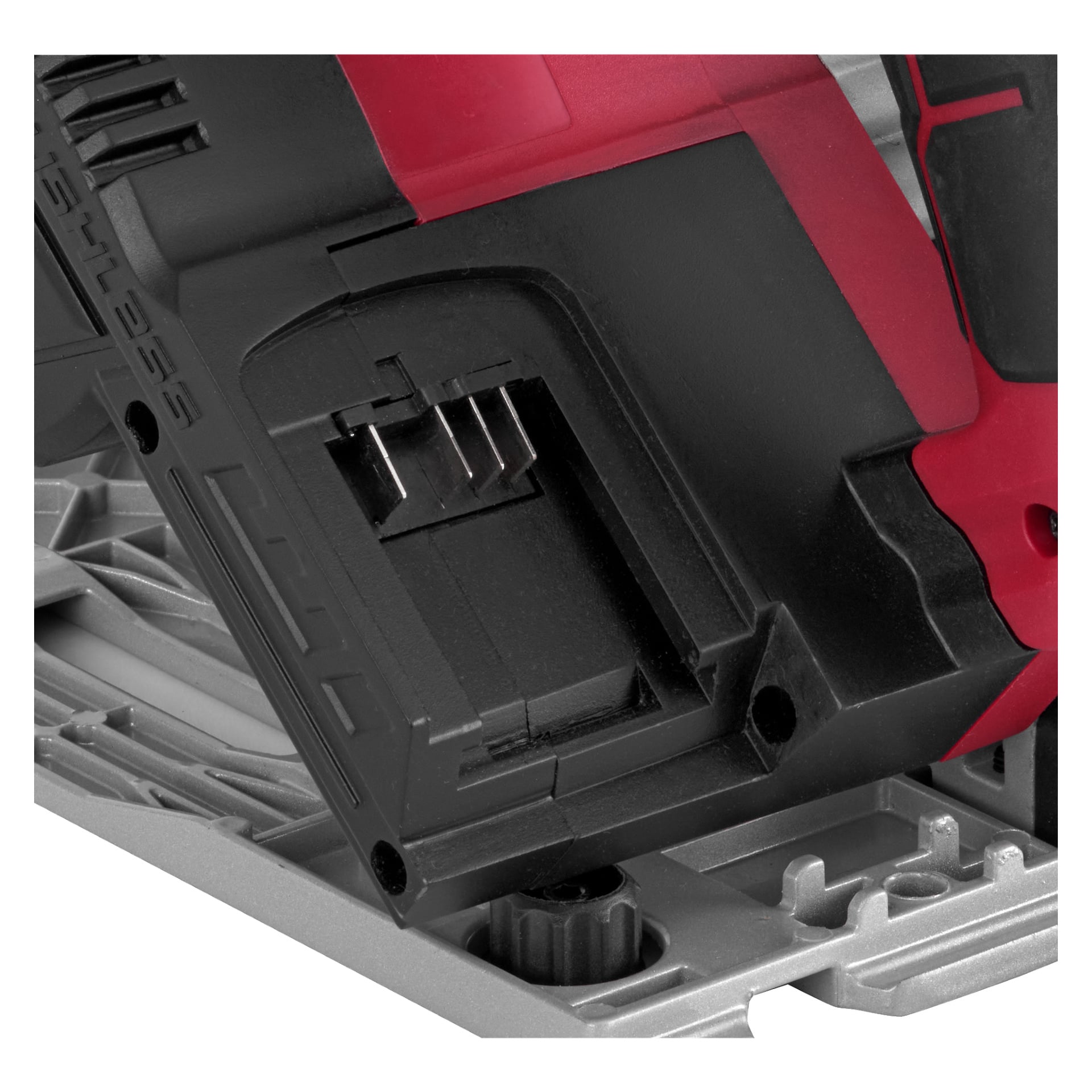 Detaljerad vy av Meec Tools Multiseries CI-18V WORK 700 dyksåg, med svart och röd design. Bilden betonar batterifacket med dess metallkontakter och visar verktyget vilande på en grå metallbas med distinkta åsar och texturer.