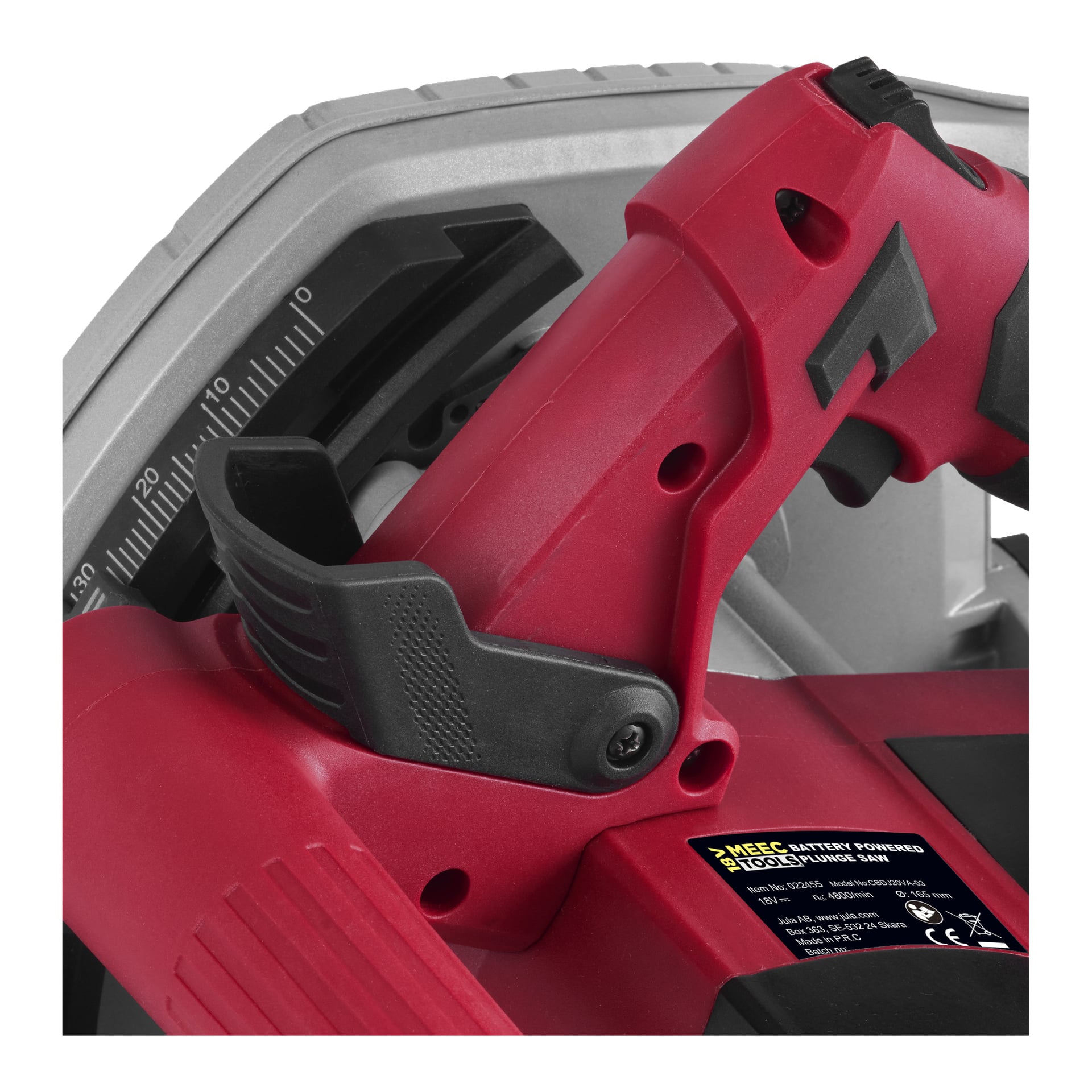 Detaljerad vy av handtaget på Meec Tools Multiseries batteridrivna sänkning såg CI-18V WORK 700, med en distinkt mätguide och en svart avtryckare. En gul varningsetikett syns på kroppen av detta röda och svarta verktyg.