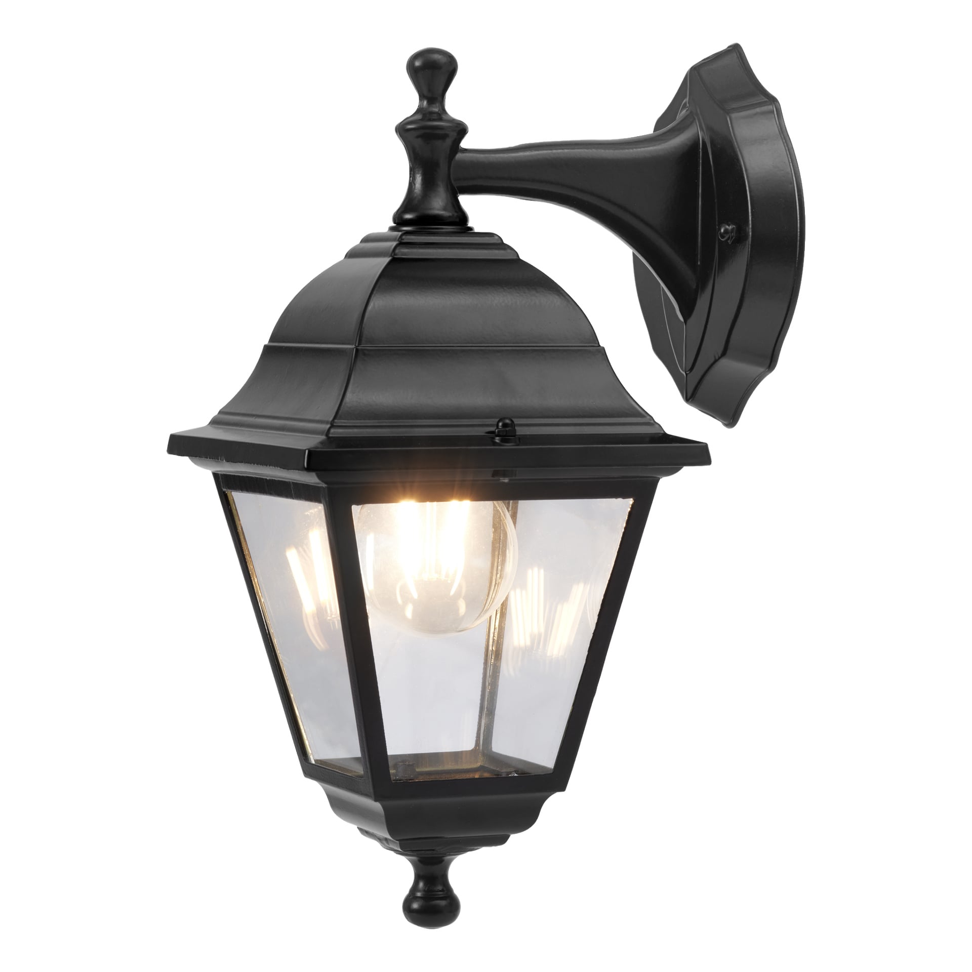 En svart metallvägglampa i EKVIP är fäst vid en väggplatta och har ett glashölje. Lampan är tänd och kastar ljus genom de klara glaspanelerna.