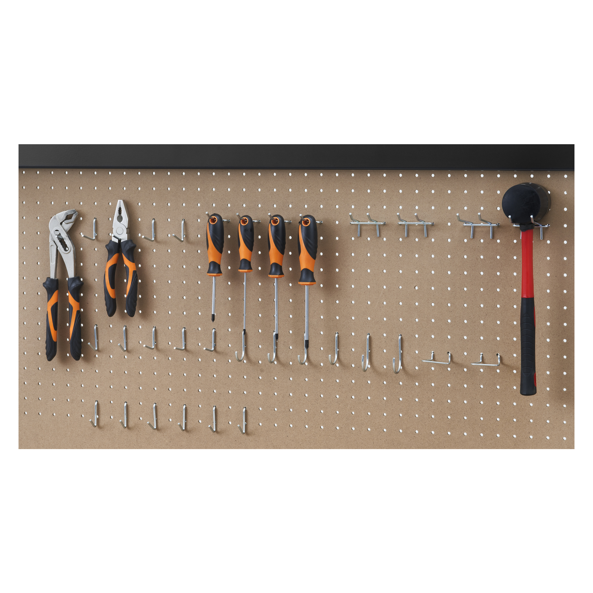 Tång, en hammare med rött handtag och fem orange-svarta skruvmejslare är prydligt placerade på metallkrokar från det 32-delade Hard Head Set of Hooks for Tool Board.