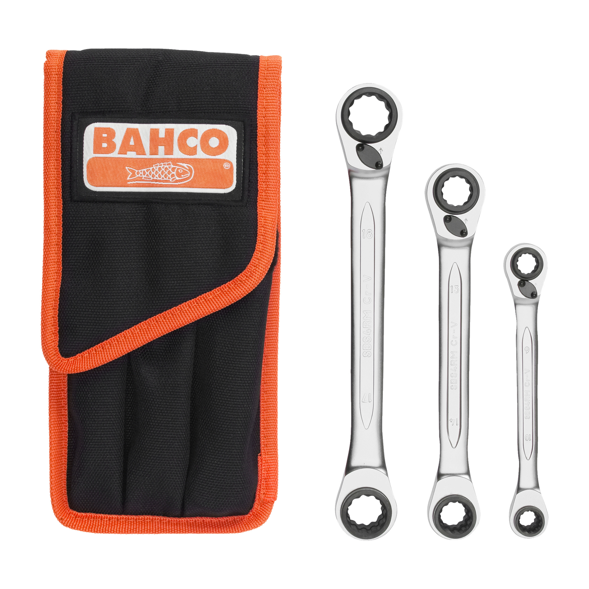 Ett Bahco Ratchet Wrench Set med tre kromade dubbeländade spärrnyckelr i olika storlekar visas bredvid en svart och orange verktygspåse med Bahco-märket, med skiftnycklarna prydligt uppradade i rad.