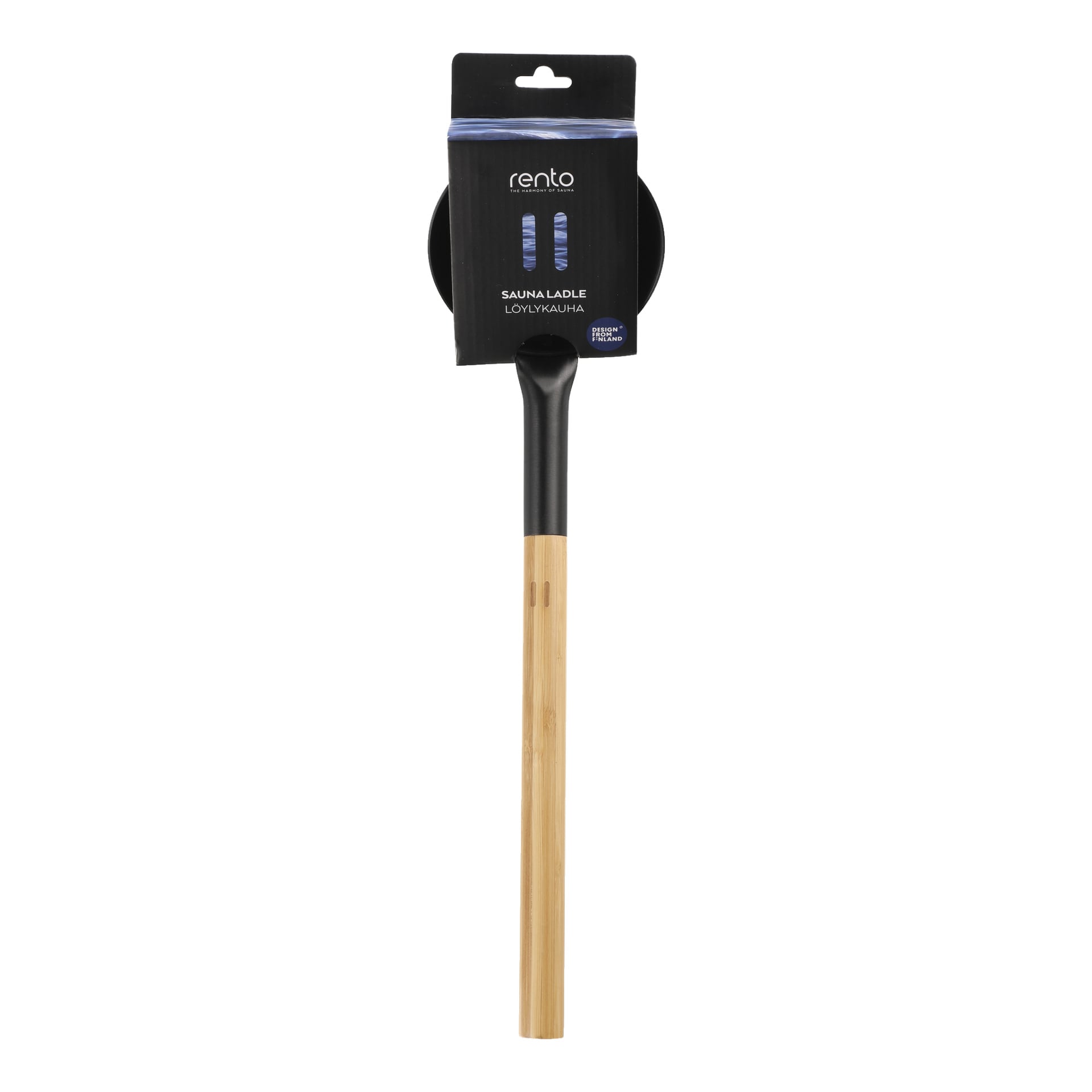 Näyttelyssä on Rento Sauna -kauha, jossa on musta kauha ja pitkä puinen kahva. Tuotteen mukana tulee musta etiketti, jossa lukee "rento Sauna Ladle Löylykauha" ja "Made in Finland.